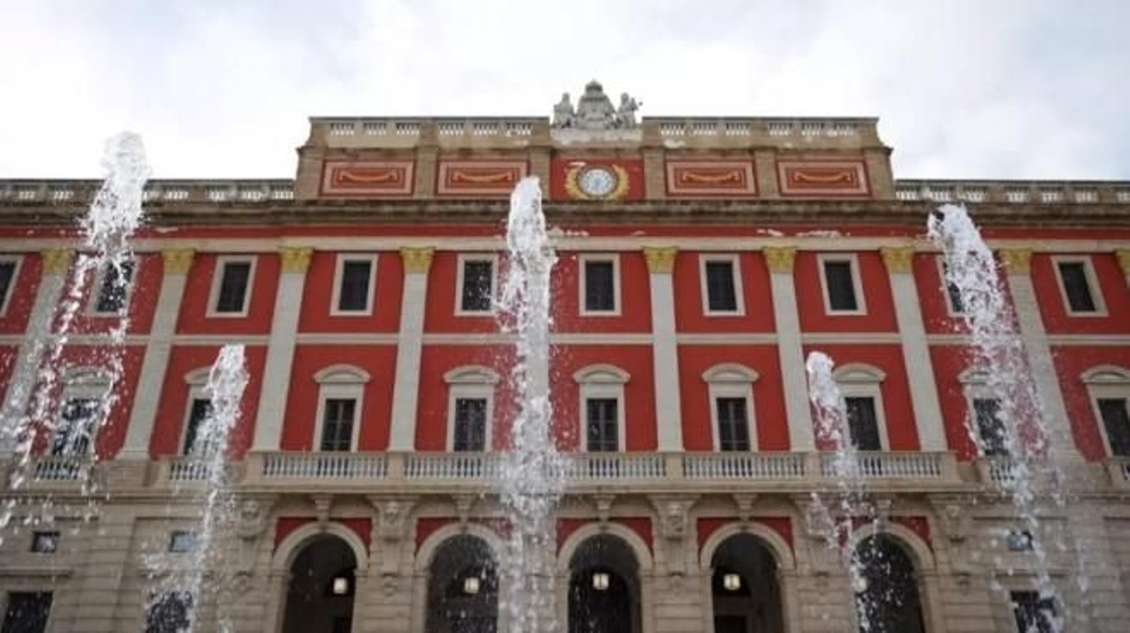 Fuente de la plaza del Rey, funcionando con la fachada del Ayuntamiento de fondo.
