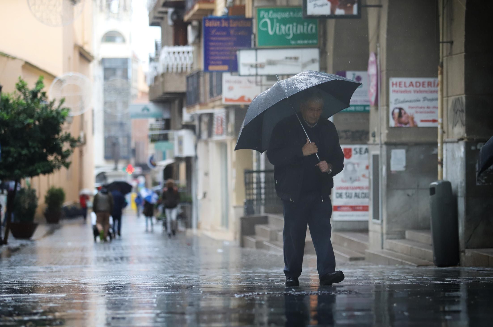 Día de lluvia, viento y frío en Huelva, en imágenes