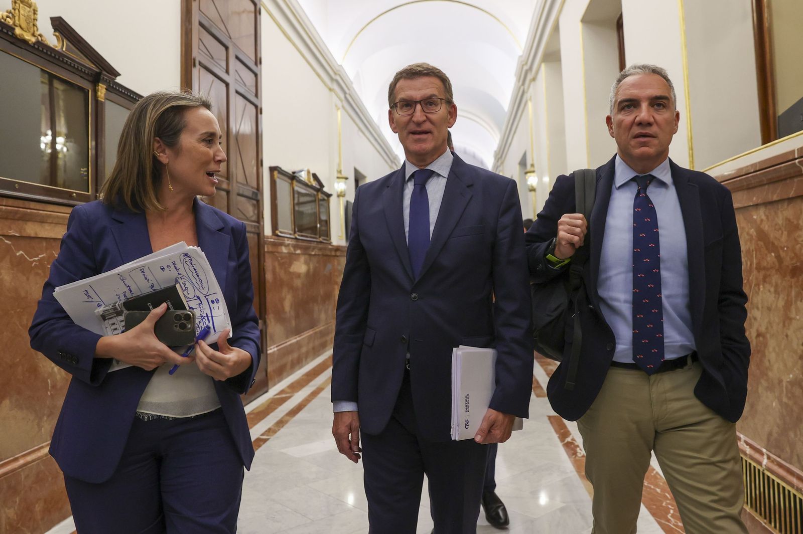 Alberto Núñez Feijóo, flanqueado por Cuca Gamarra y Elías Bendodo, en el Congreso este martes.