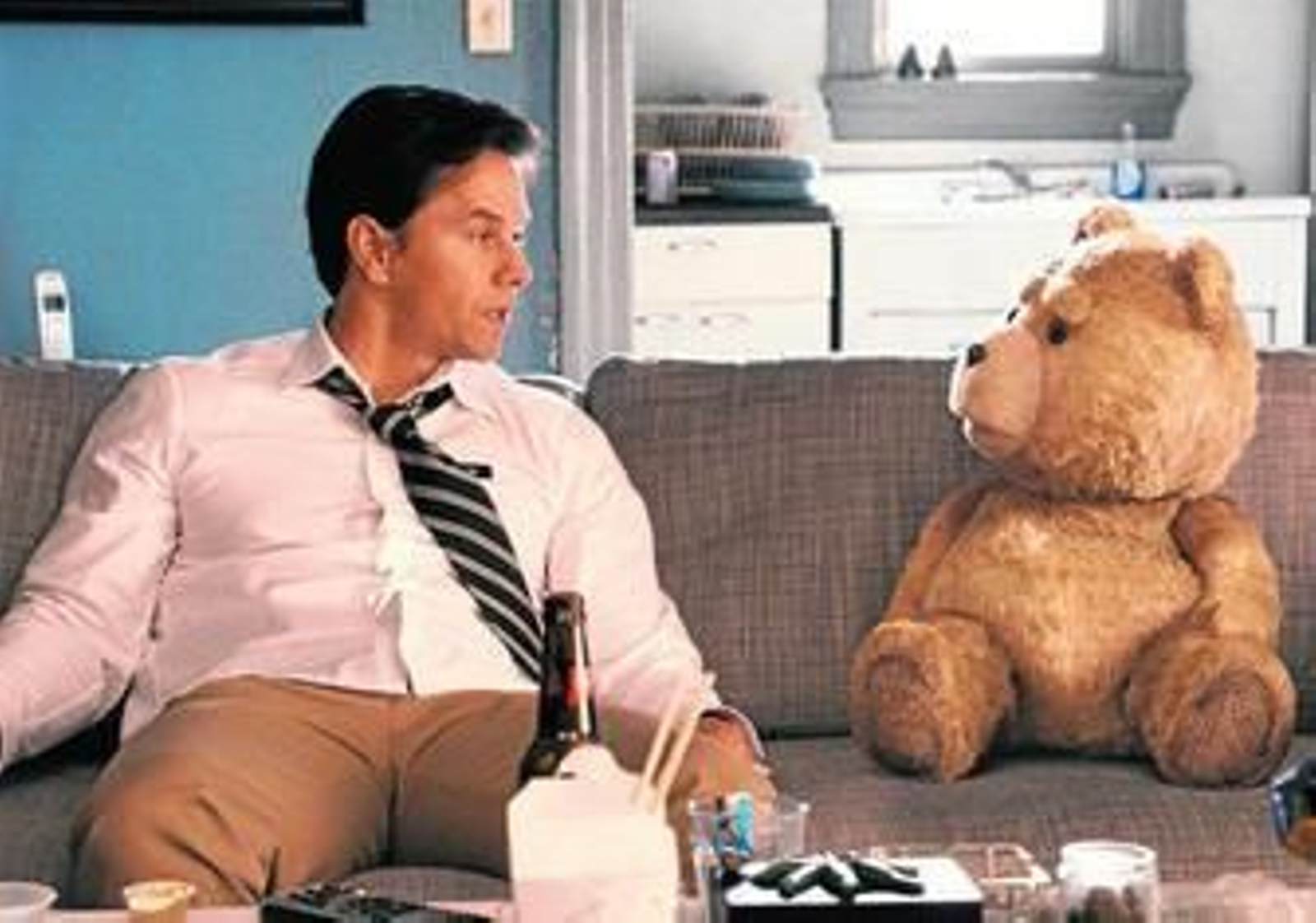 Mark Wahlberg, acompañado del oso de peluche que coprotagoniza la película de Seth MacFarlane. Mark Wahlberg, acompañado del oso de peluche que coprotagoniza la película de Seth MacFarlane.
