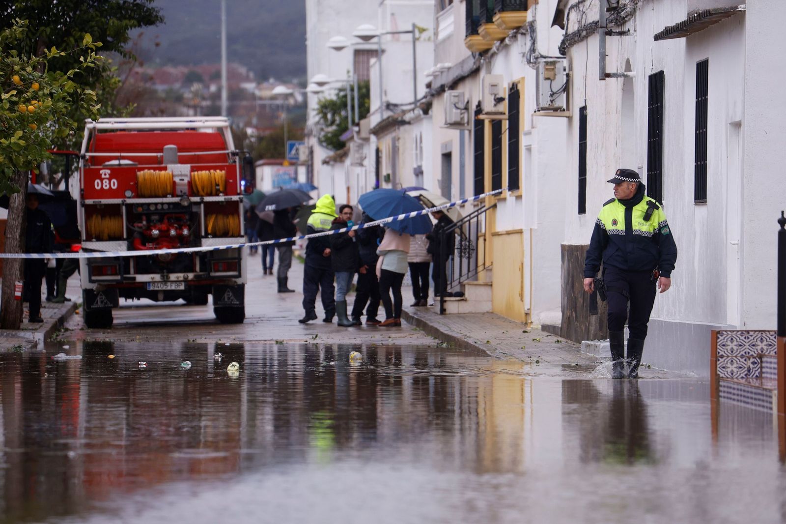 Los vecinos de Alcolea y de las parcelas de Guadalvalle siguen desalojando sus casas, en imágenes
