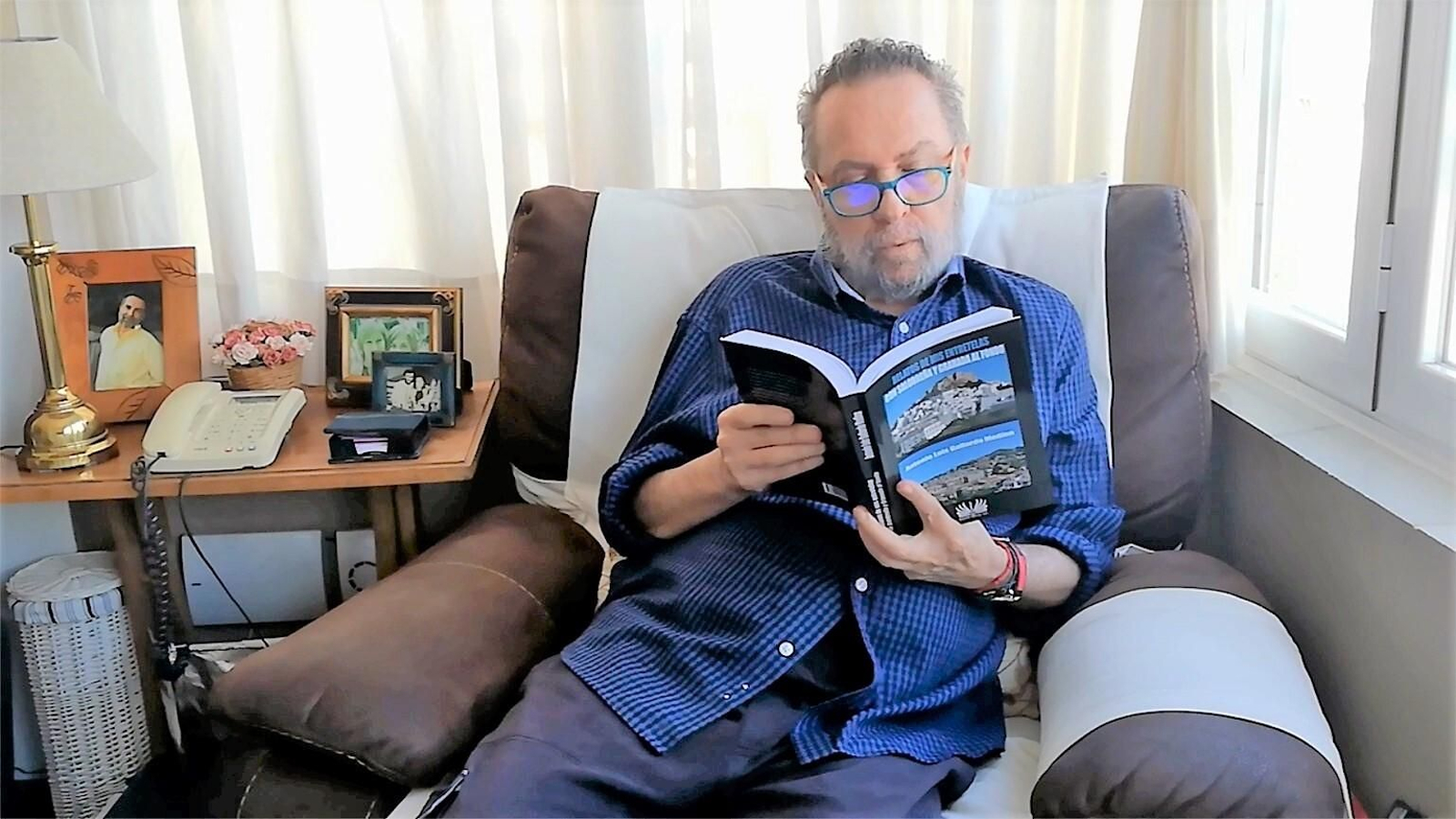 Antonio Luis Gallardo, muy vinculado a Almería,  en el salón de su casa con la obra que presenta en Salobreña.