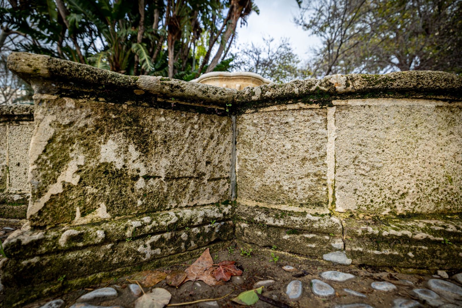 Las imágenes del mal estado de la Plaza de España en Cádiz