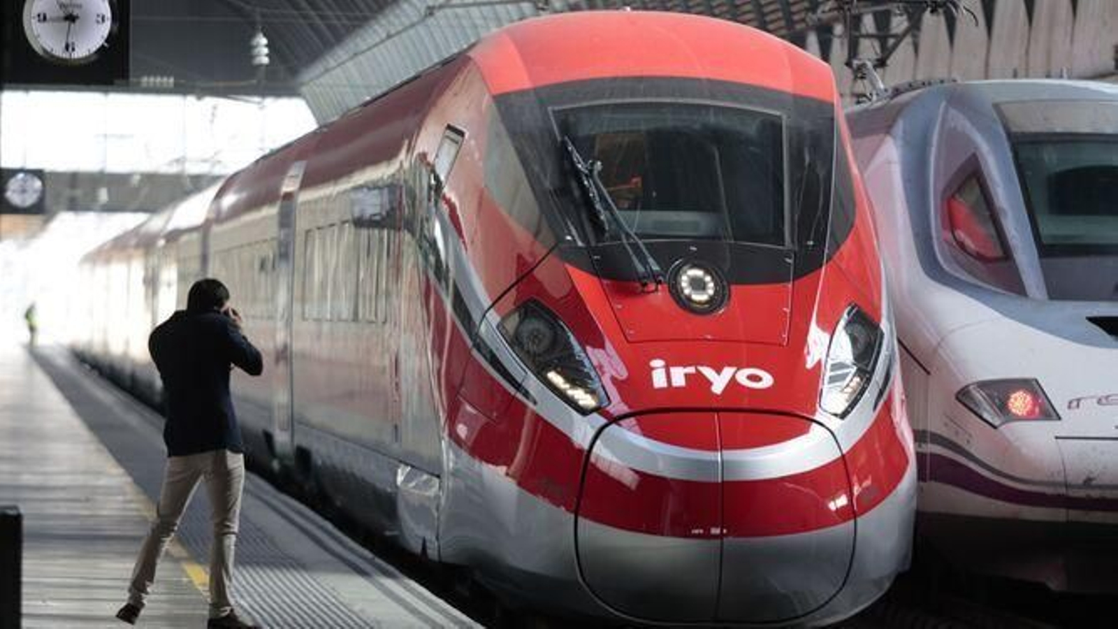 Un tren low cost de Iryo en la estación de Santa Justa
