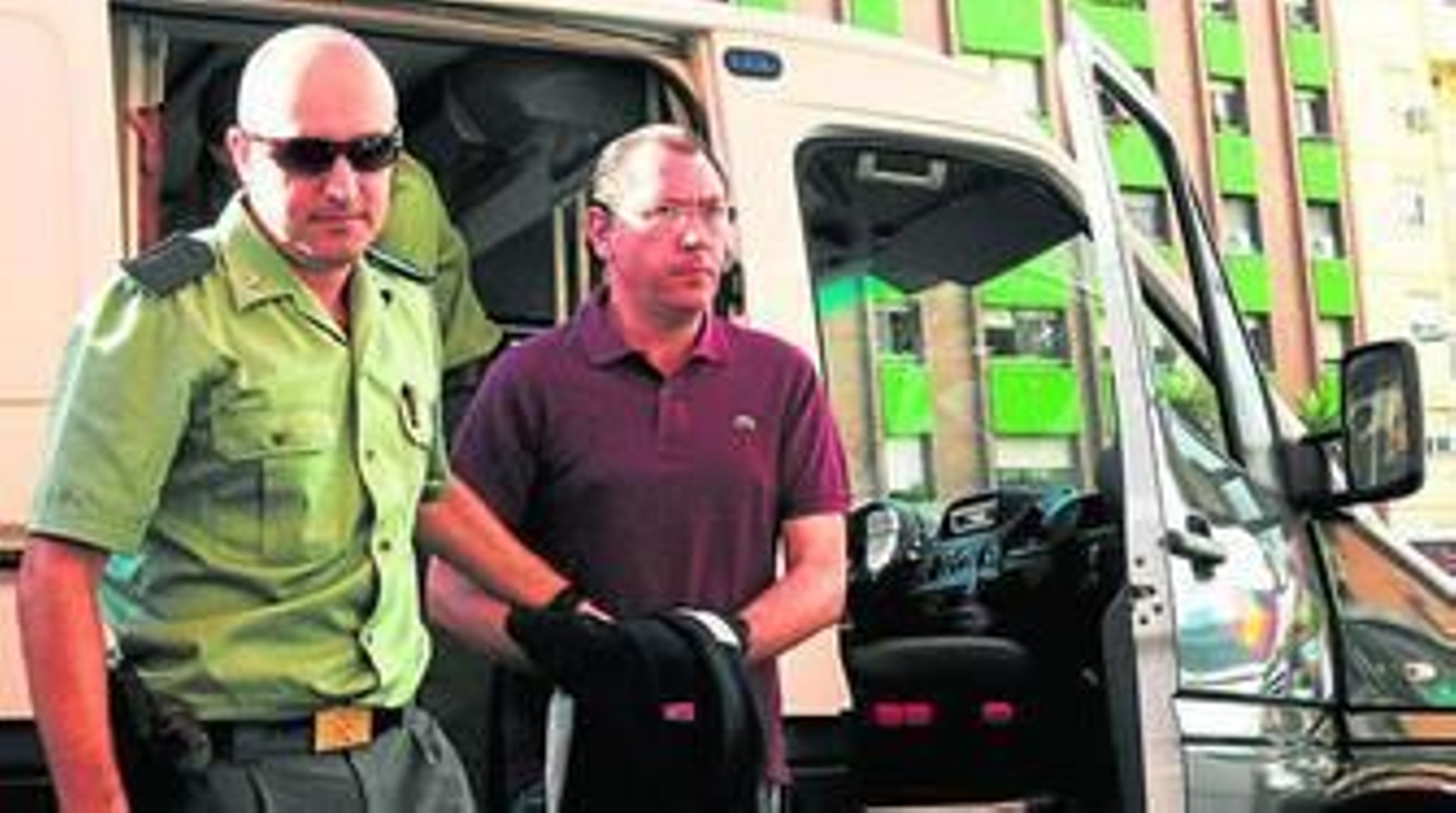 Jenaro Jiménez llega esposado a los juzgados en el año 2009, días después de ser detenido tras su fuga a Paraguay.