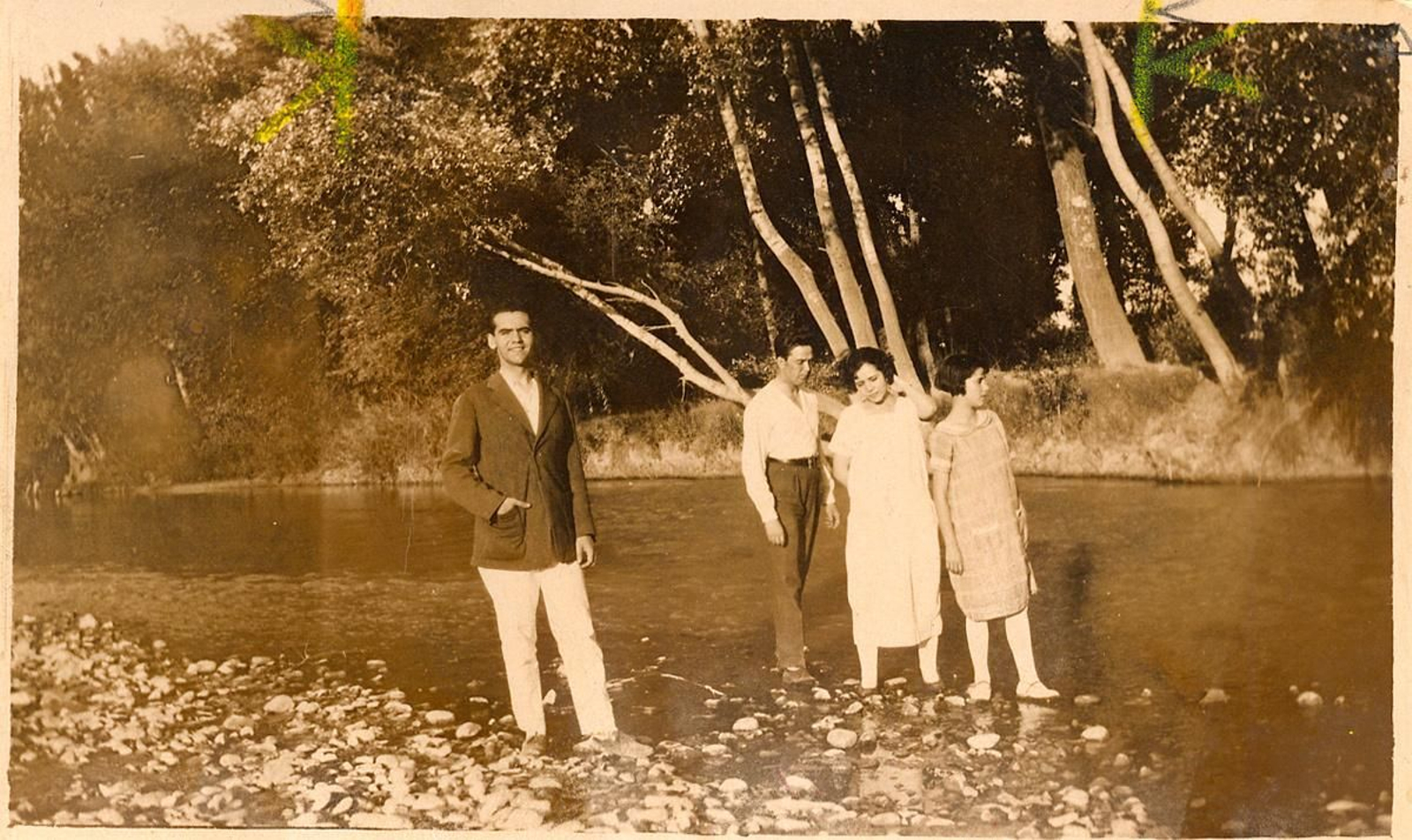 Federico y su familia en el río Cubillas que transcurre por Valderrubio