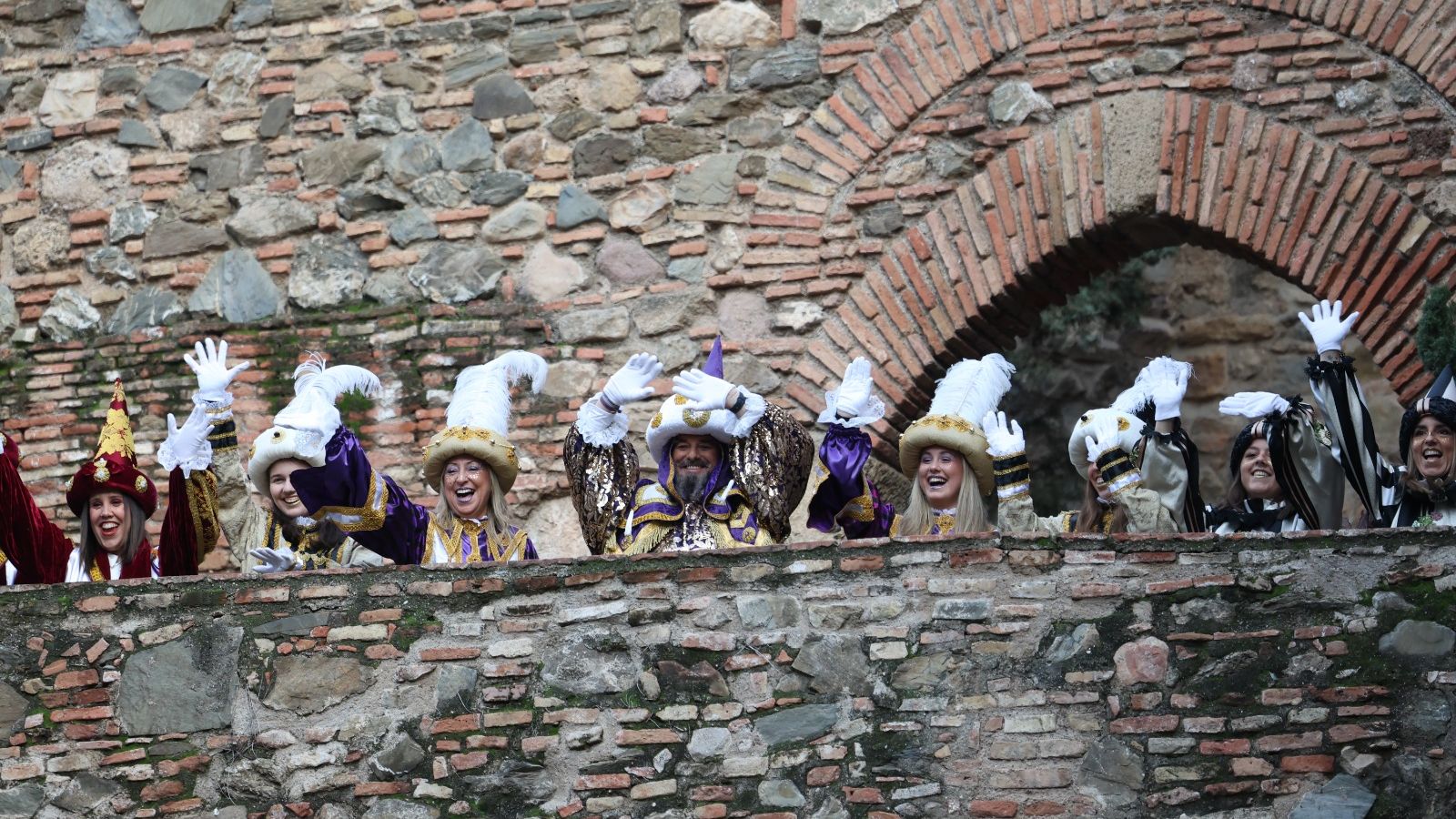 El Heraldo junto a los Pajes Reales en la Alcazaba antes del pasacalles