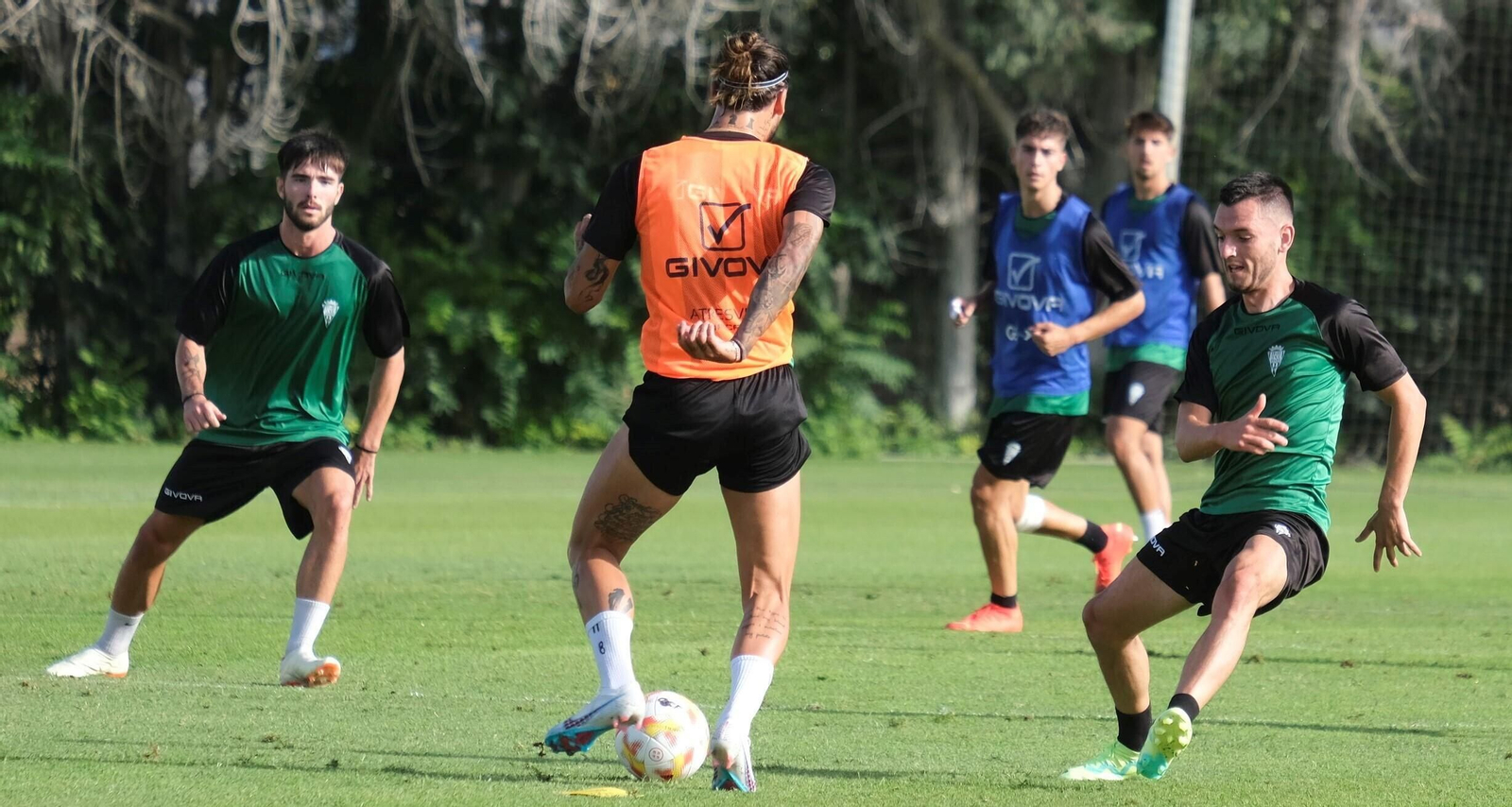 Adrián Lapeña presiona a Gudelj en el entrenamiento del Córdoba CF.