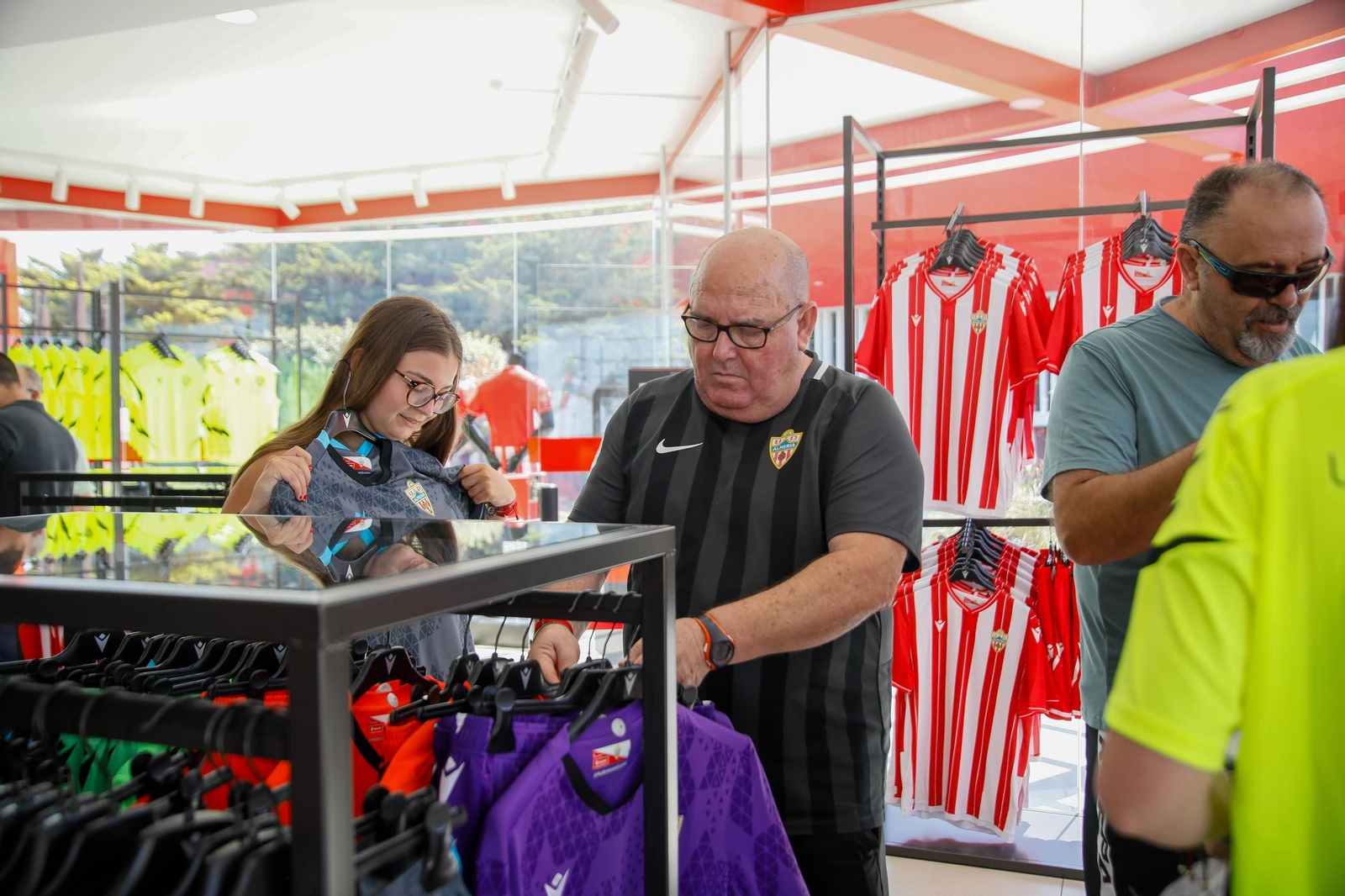 Las imágenes de la campaña de abonos de la UDA y apertura de la tienda del club