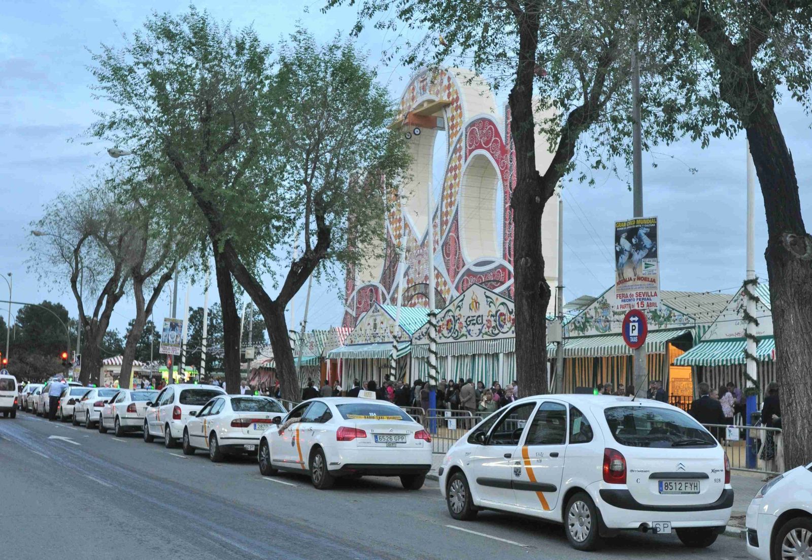 Taxis en cola en una de las ediciones de la Feria de Abril.