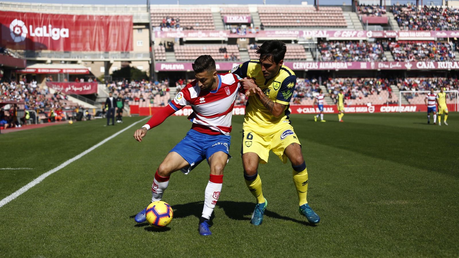 Vadillo aguanta la presión de un jugador del Numancia.