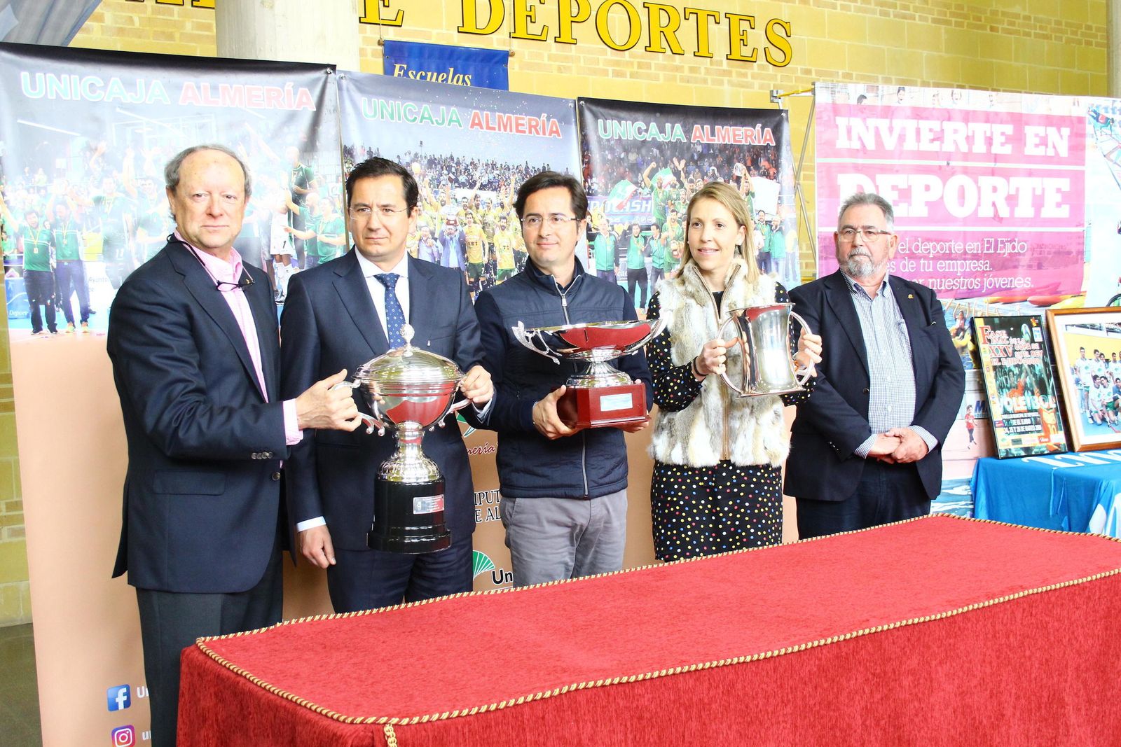 Recepción de los trofeos del triplete del club de voleibol Unicaja.