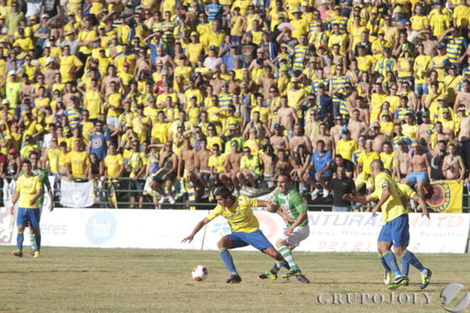 Garrido controla un balón ante una preferencia poblada de cadistas. 

Foto: LOF