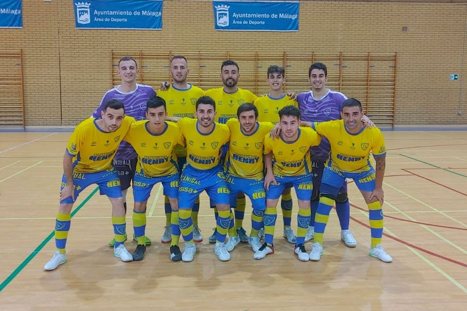 Formación del Cádiz CF Virgili en el Pabellón Tiro Pichón de Málaga.