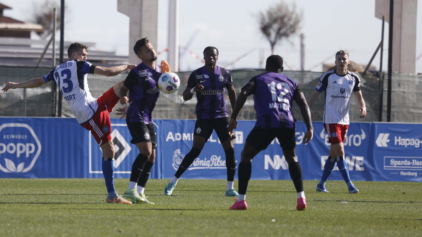 Las fotos  del partido de fútbol entre los equipos  Hamburgo - Zurich