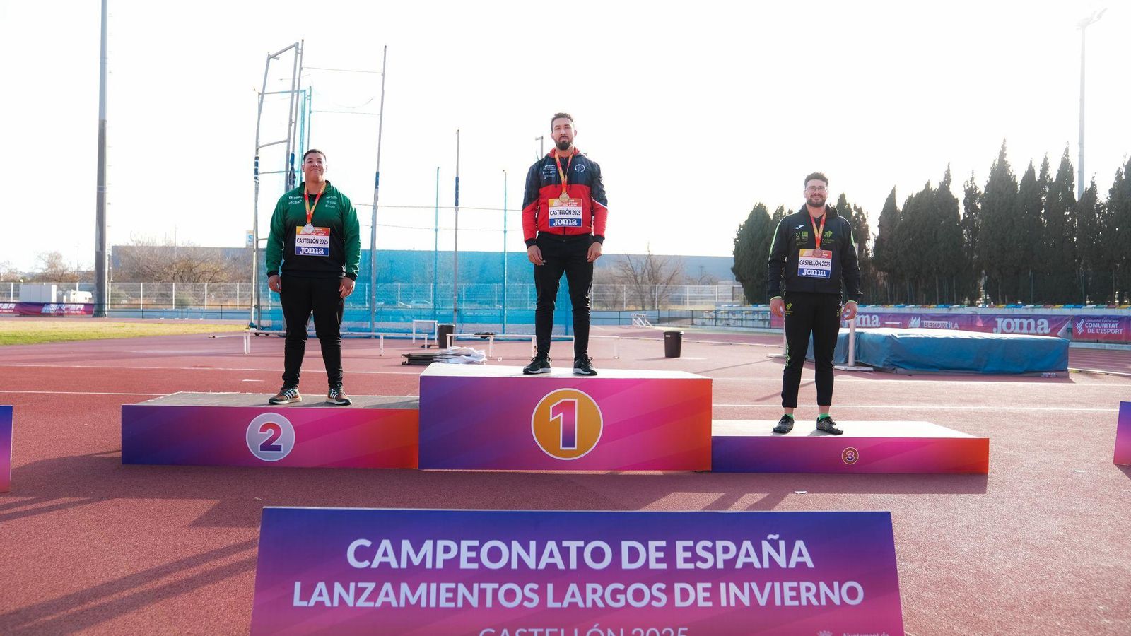 Pedro José Martín, junto a Alberto González y Kevin Arreaga en el podio.