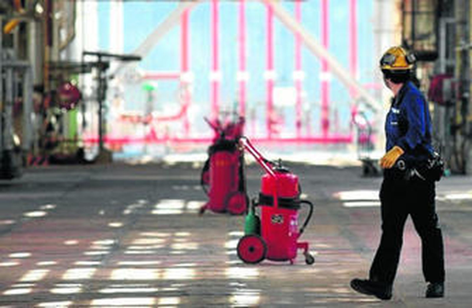 Un trabajador de la refinería Gibraltar-San Roque, en imagen de archivo.