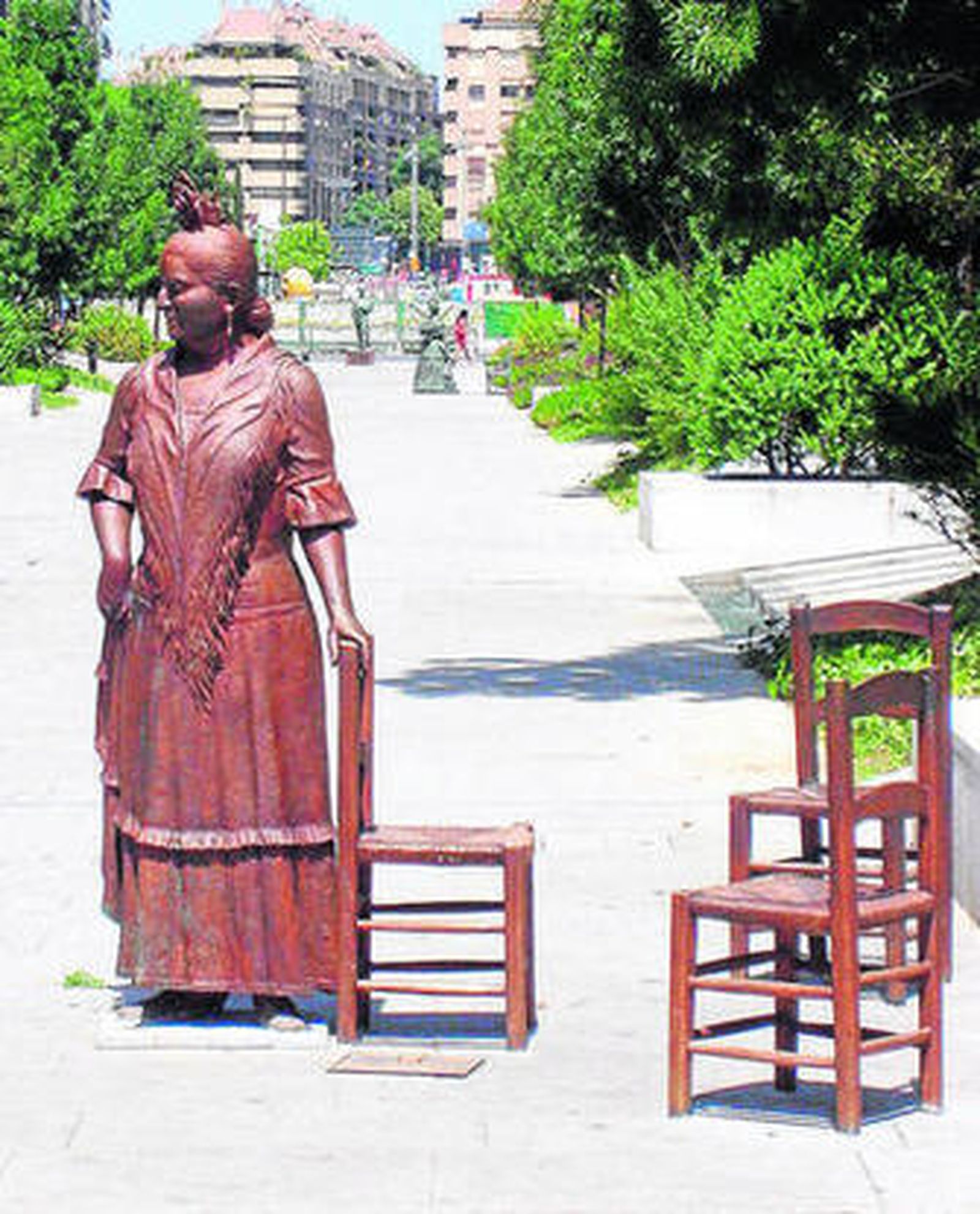 1. Estatua dedicada a María la Canastera en la Avenida de la Constitución. La bailora está considerada una de las cien personalidades más importantes de Granada del siglo XX. 2. Un retrato de la artista. 3. Anthony Quinn e Ingrid Bergman, con La Canastera.4. Claudia Cardinale, en plena fiesta sacromontana. 5. Los duques de Windsor, otros visitantes ilustres.