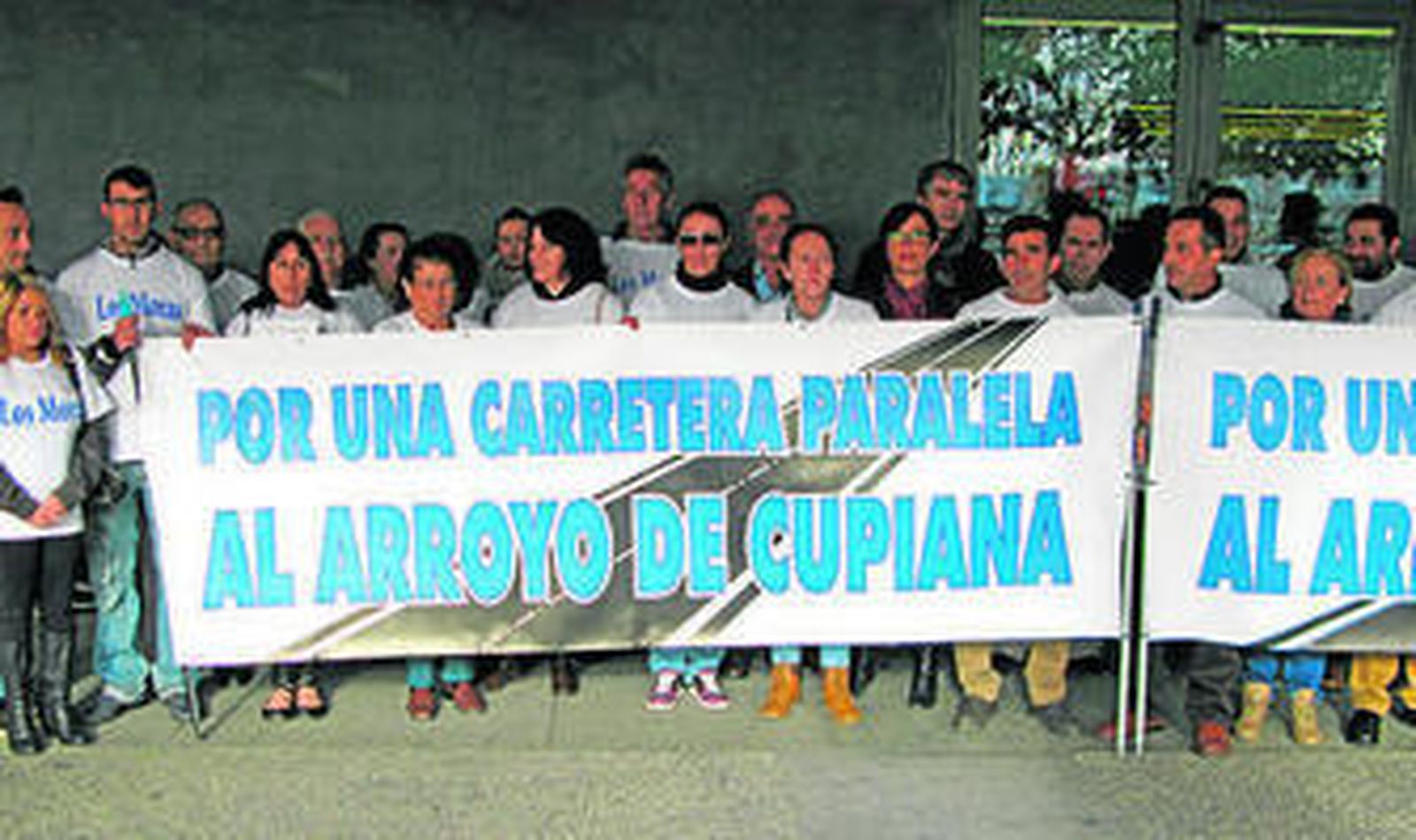 Algunos de los vecinos de Almogía a las puertas de Urbanismo.