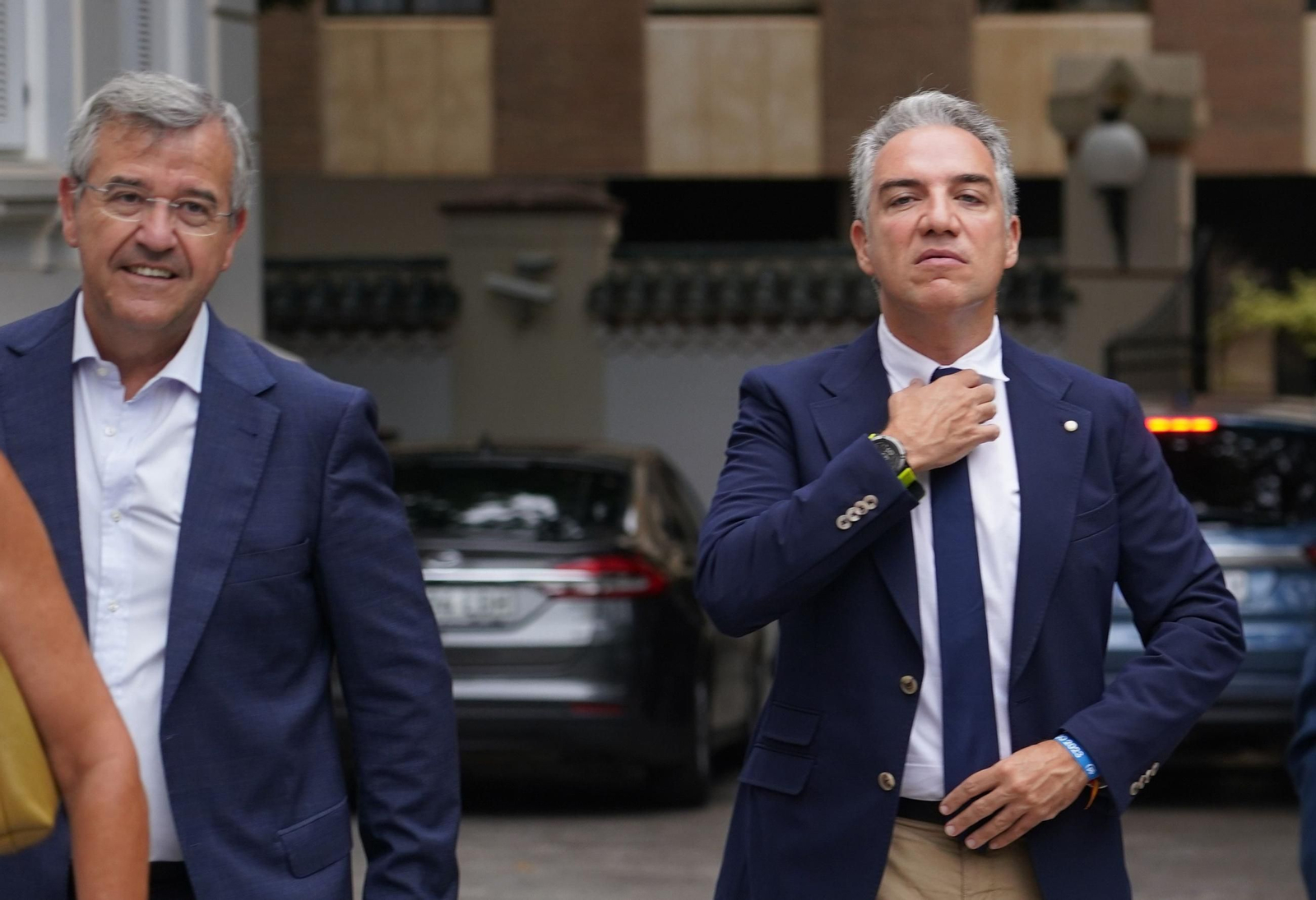 Elías Bendodo (d), y el alcalde de Estepona, José María García Urbano.