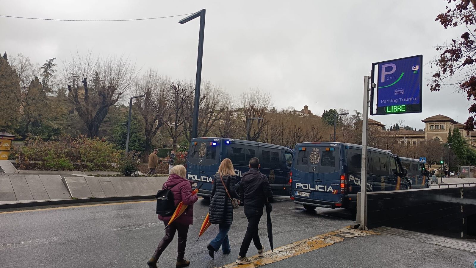 Furgones policiales cortan el tráfico en la rotonda de Triunfo
