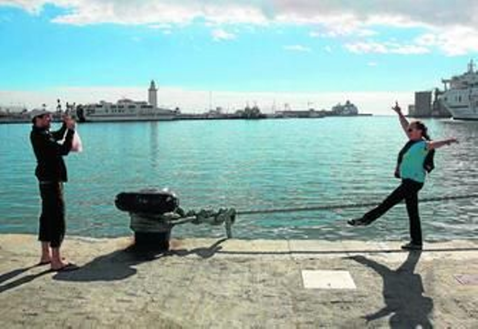 Una pareja se hace una fotografía, ayer, en el puerto, con el 'Empress', en el fondo.