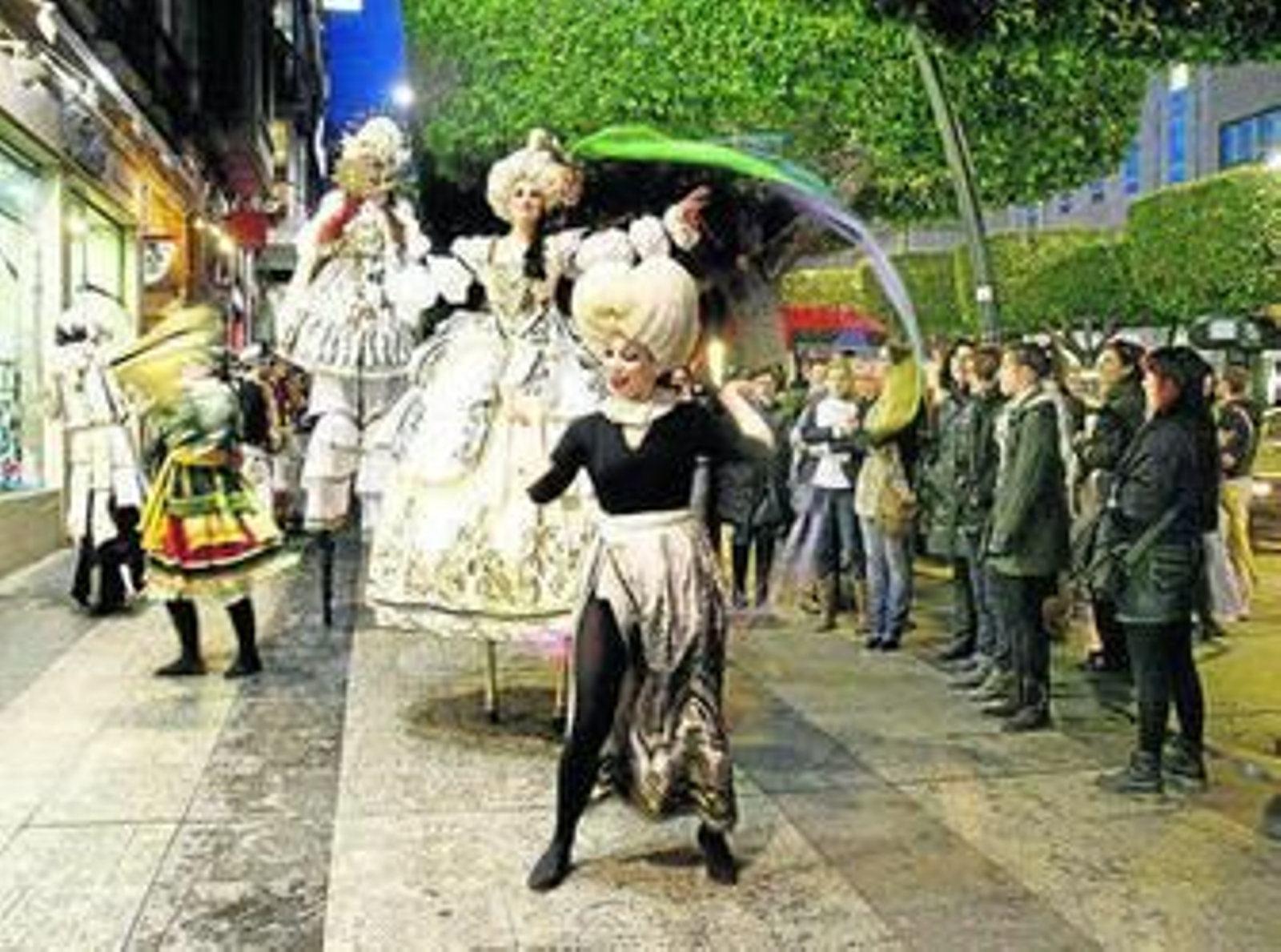Pasacalles de la compañía La Duda dentro de las Jornadas de Teatro del Siglo  de Oro de Almería.