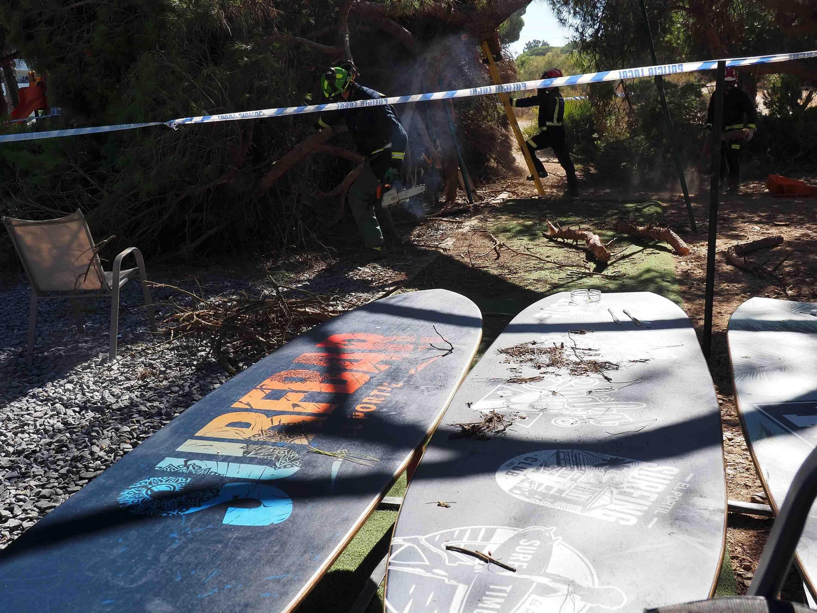Un pino cae sobre las mesas de un restaurante en Nuevo Portil.