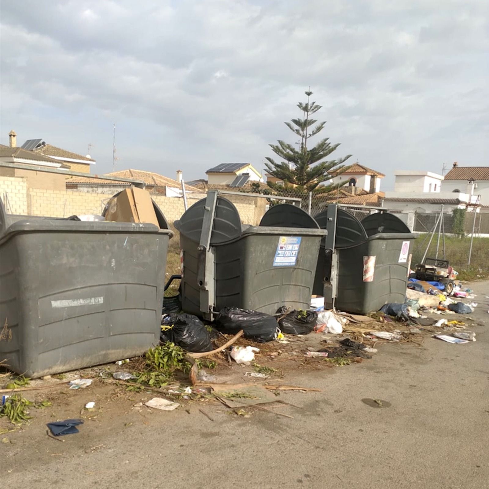 Contenedores en mal estado en el extrarradio de la ciudad.