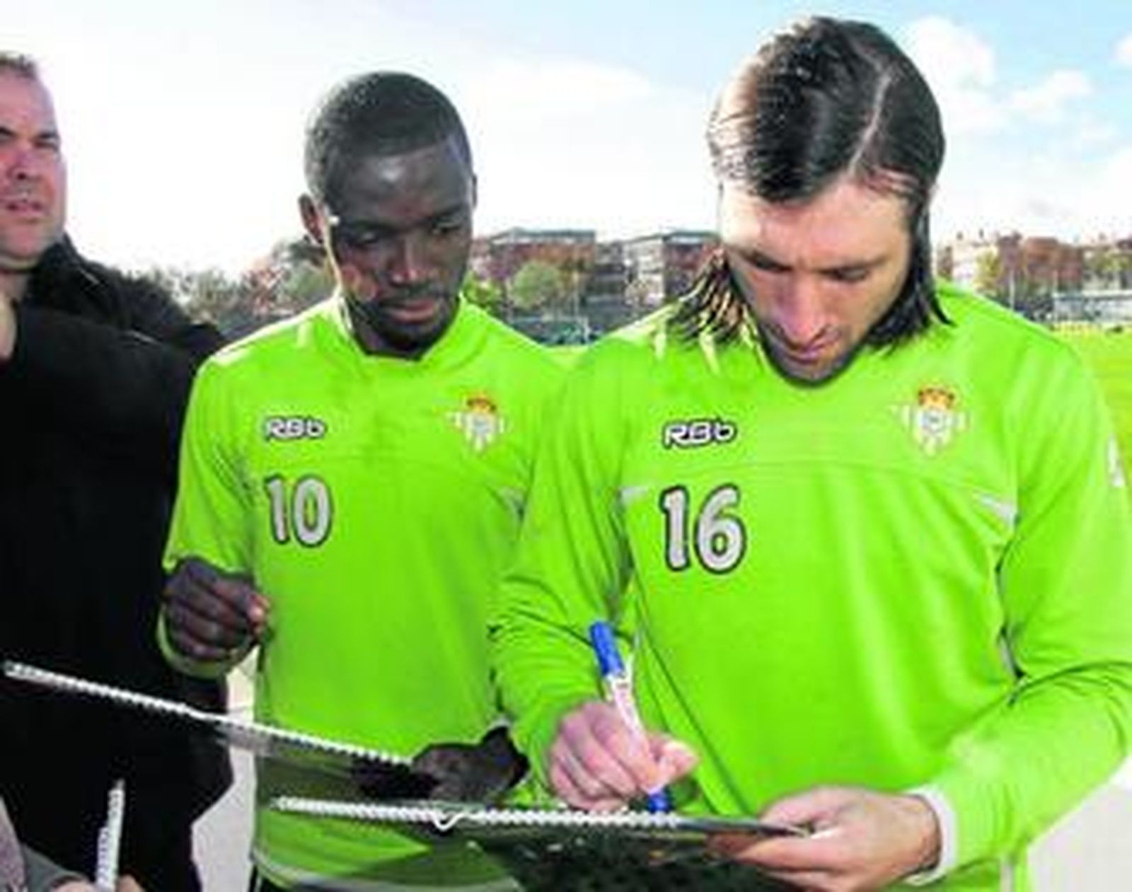 Pavone firma un autógrafo junto a Sunny.