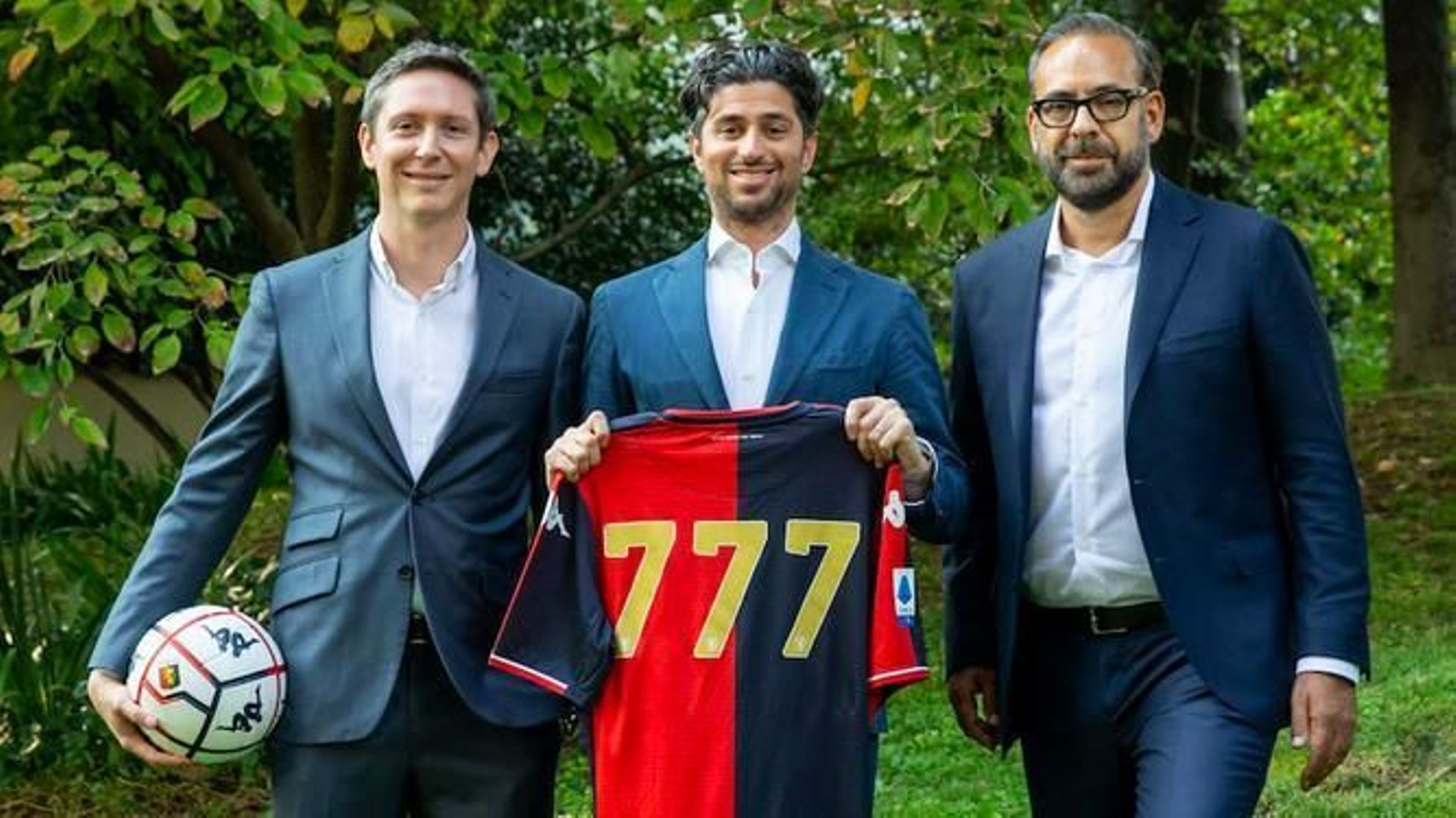 Andres Blázquez, junto a Josh Wander y Juan Arciniegas, fundador y gerente de '777 Partners', con la camiseta del Genoa.