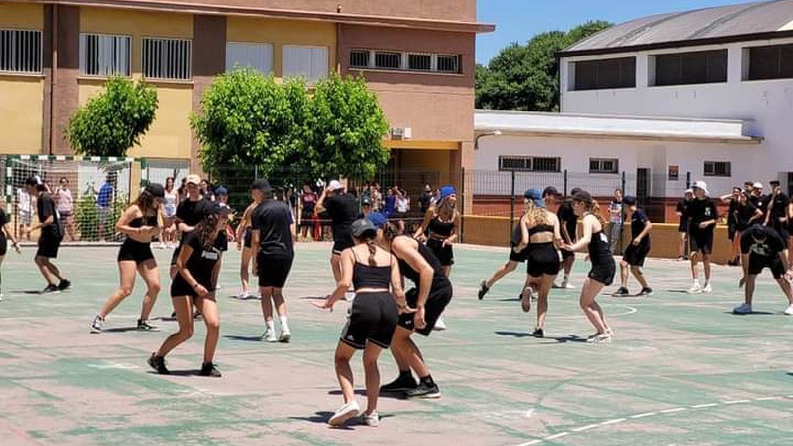 Estudiantes durante la coreografía.