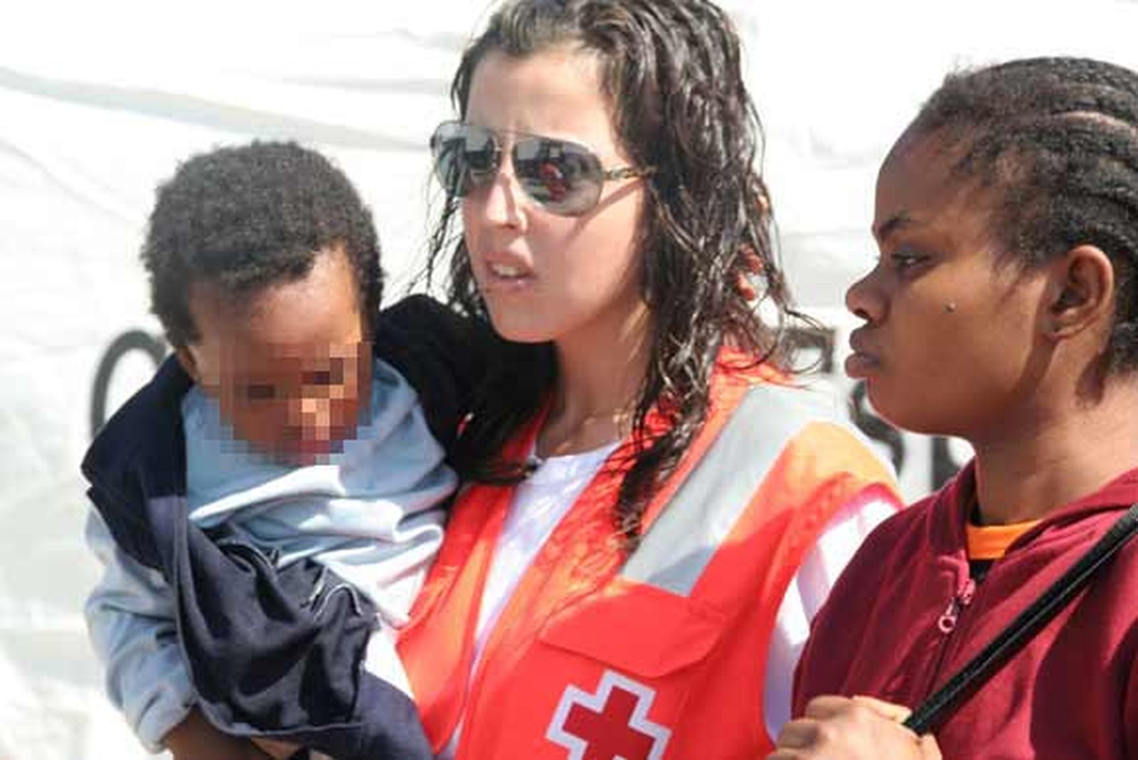 Los inmigrantes, entre los que se encontraba dos menores y dos embarazadas, pretendía cruzar el Estrecho a bordo de una zodiac

Foto: Shus Teran