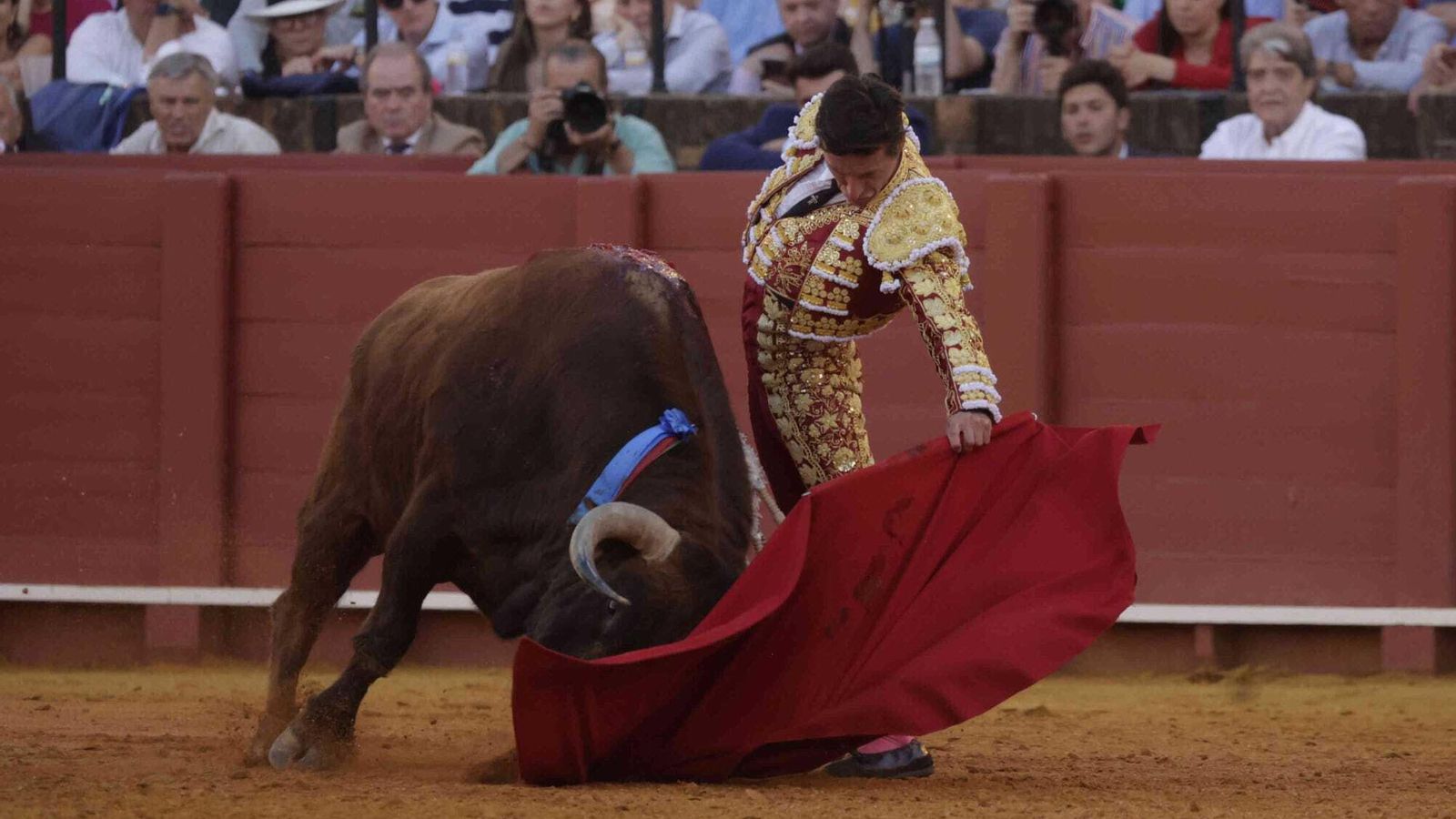 Pase natural pleno de naturalidad en la zurda de Diego Urdiales con el intento de dialogar con 'Lloroso'.