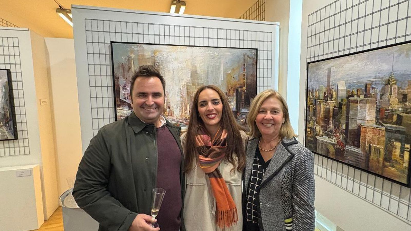 José Keko Romero, la galerista Lucía Benot y Concha García Calzada,  visitando la exposición.