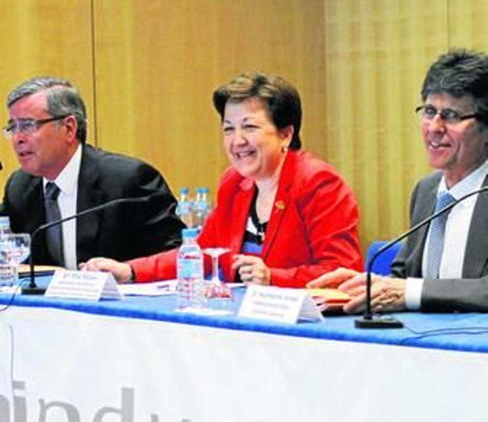 La secretaria general de Sanidad, Pilar Farjas, ayer con los responsables de Farmaindustria.