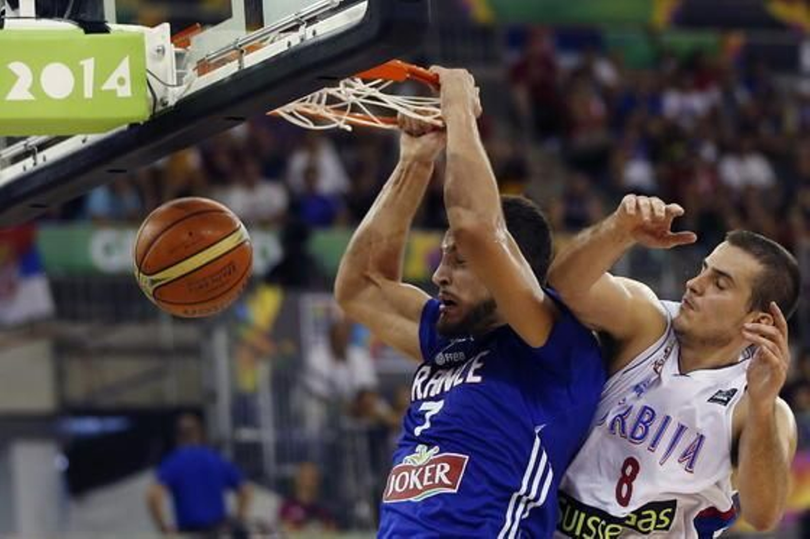 Francia se impone a Serbia sobre la bocina (73-74)