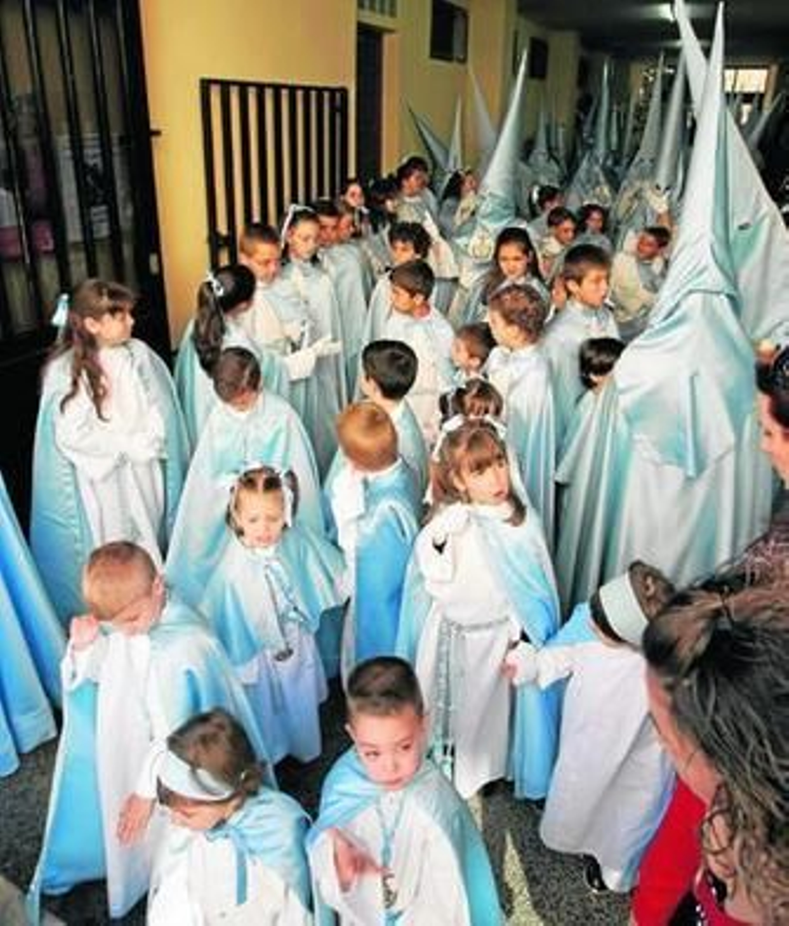 El viento no puede con las ganas de los cofrades