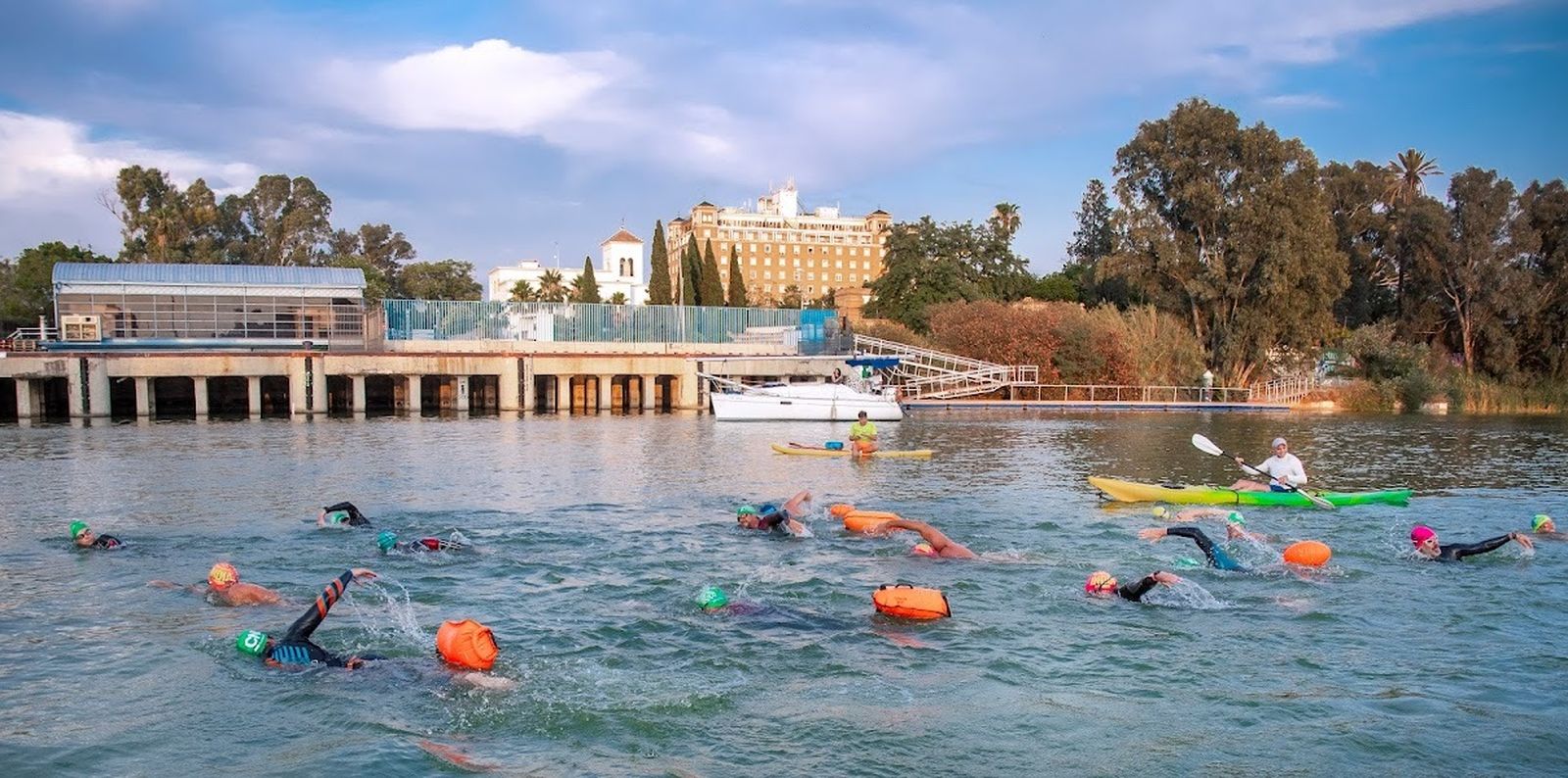 Triatlón a lo largo del Guadalquivir a beneficio de la Fundación Vicente Ferrer