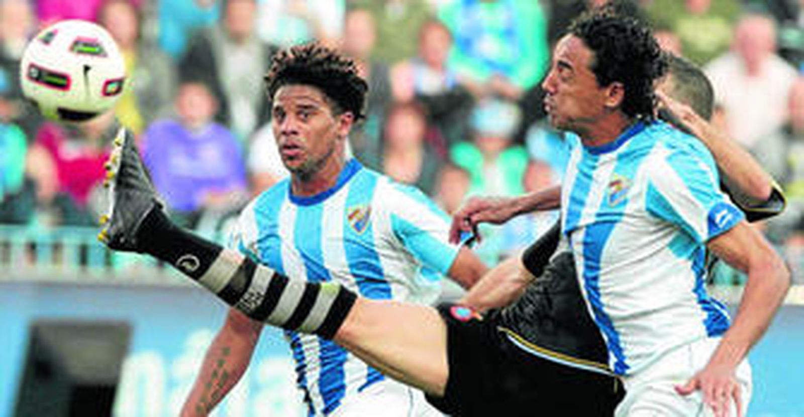 El espanyolista Luis García estira la pierna para tratar de controlar un balón que protegen Eliseu y Weligton.