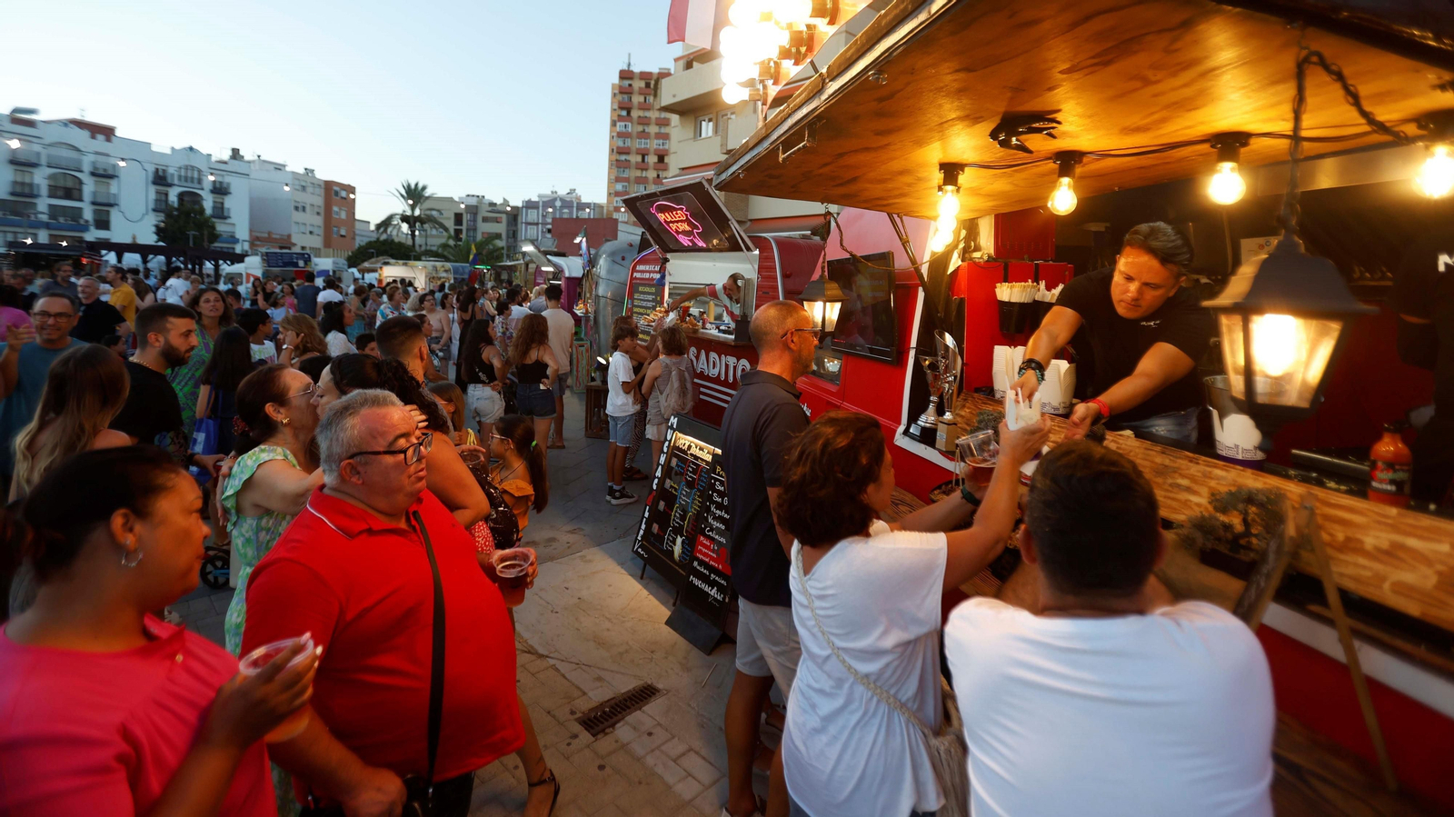 Colas para pedir en una food truck en la Plaza de la Constitución.