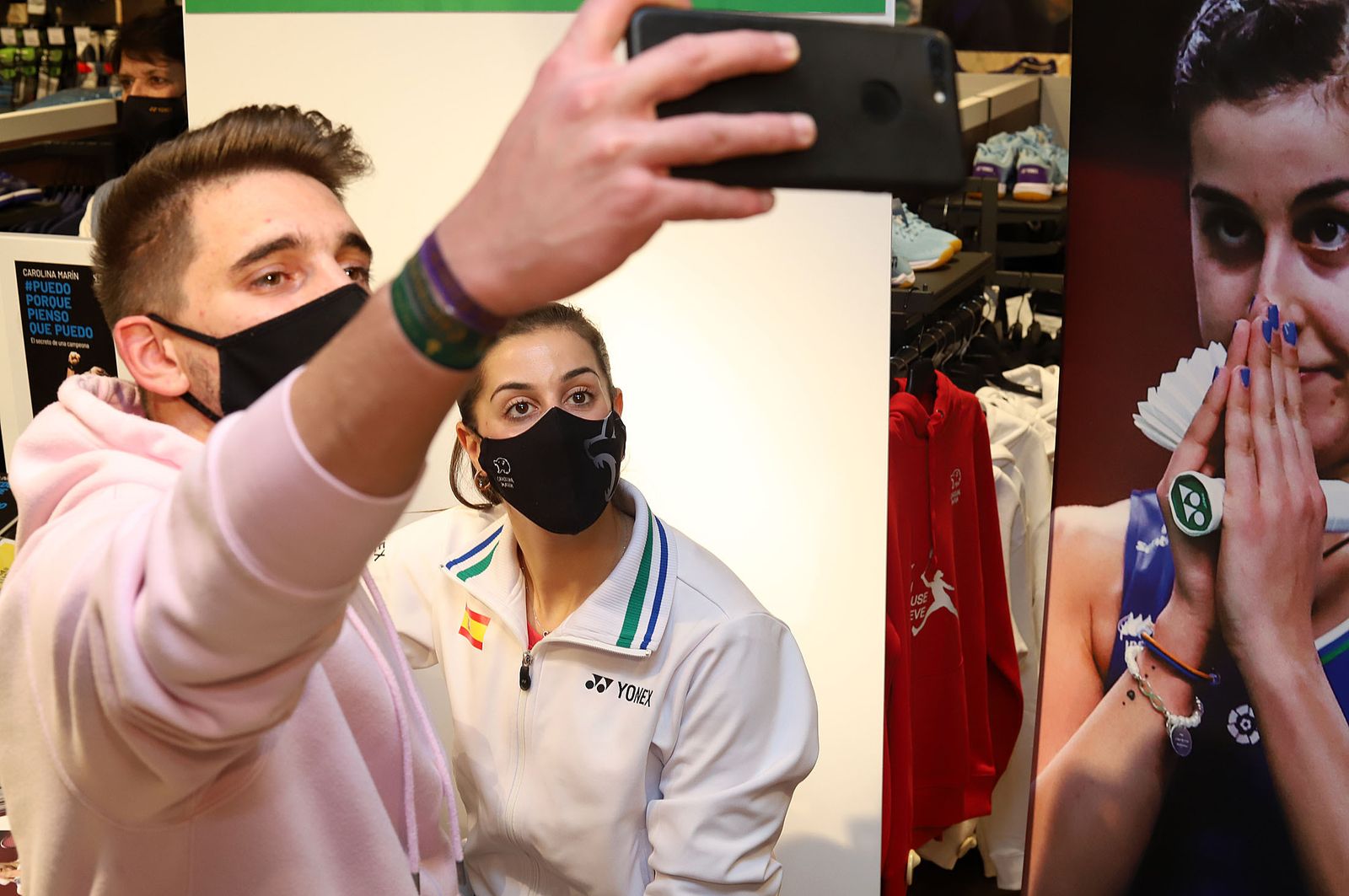 Huelva 2021: Carolina Marín firma autógrafos en el Corte Inglés de Huelva durante el Mundial de Bádminton