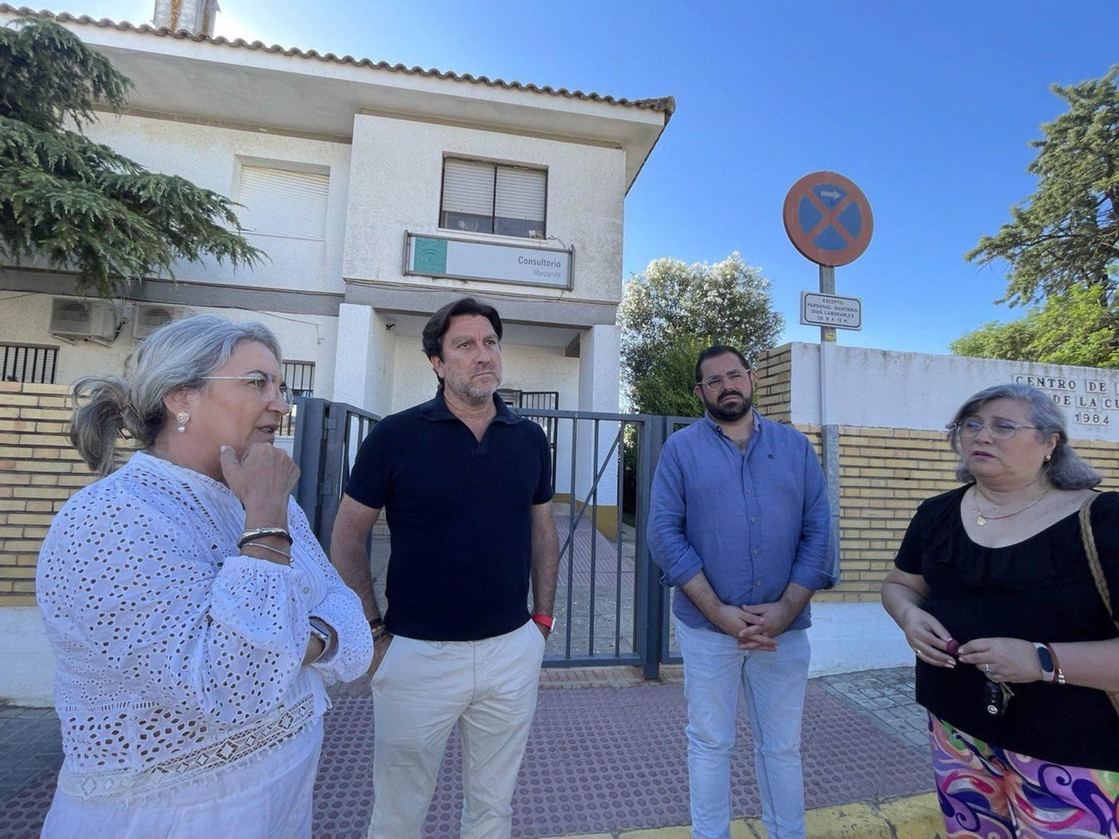 El portavoz de la Ejecutiva Provincial del PSOE de Huelva y parlamentario andaluz, Enrique Gaviño (segundo por la izquierda), junto a otros socialistas en el centro de salud de Manzanilla. El portavoz de la Ejecutiva Provincial del PSOE de Huelva y parlamentario andaluz, Enrique Gaviño (segundo por la izquierda), junto a otros socialistas en el centro de salud de Manzanilla.