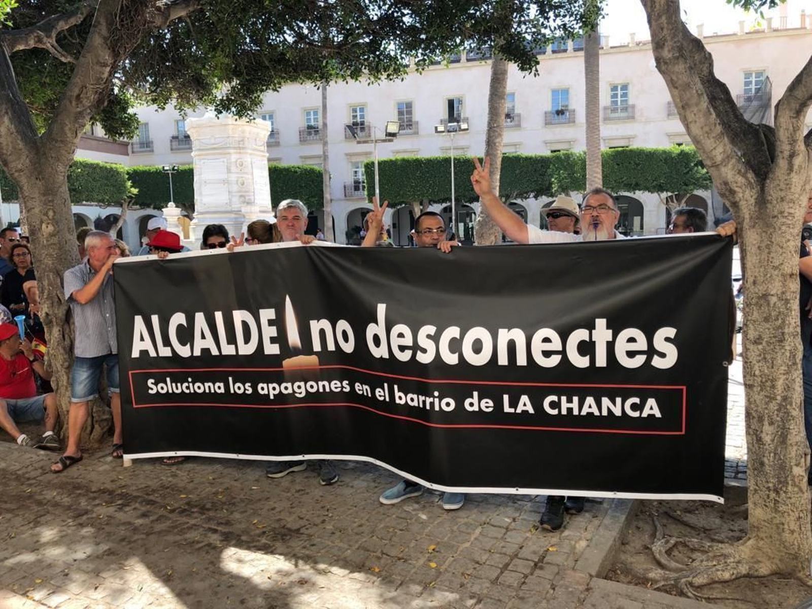 Vecinos de La Chanca en una protesta a las puertas del Ayuntamiento el pasado verano.