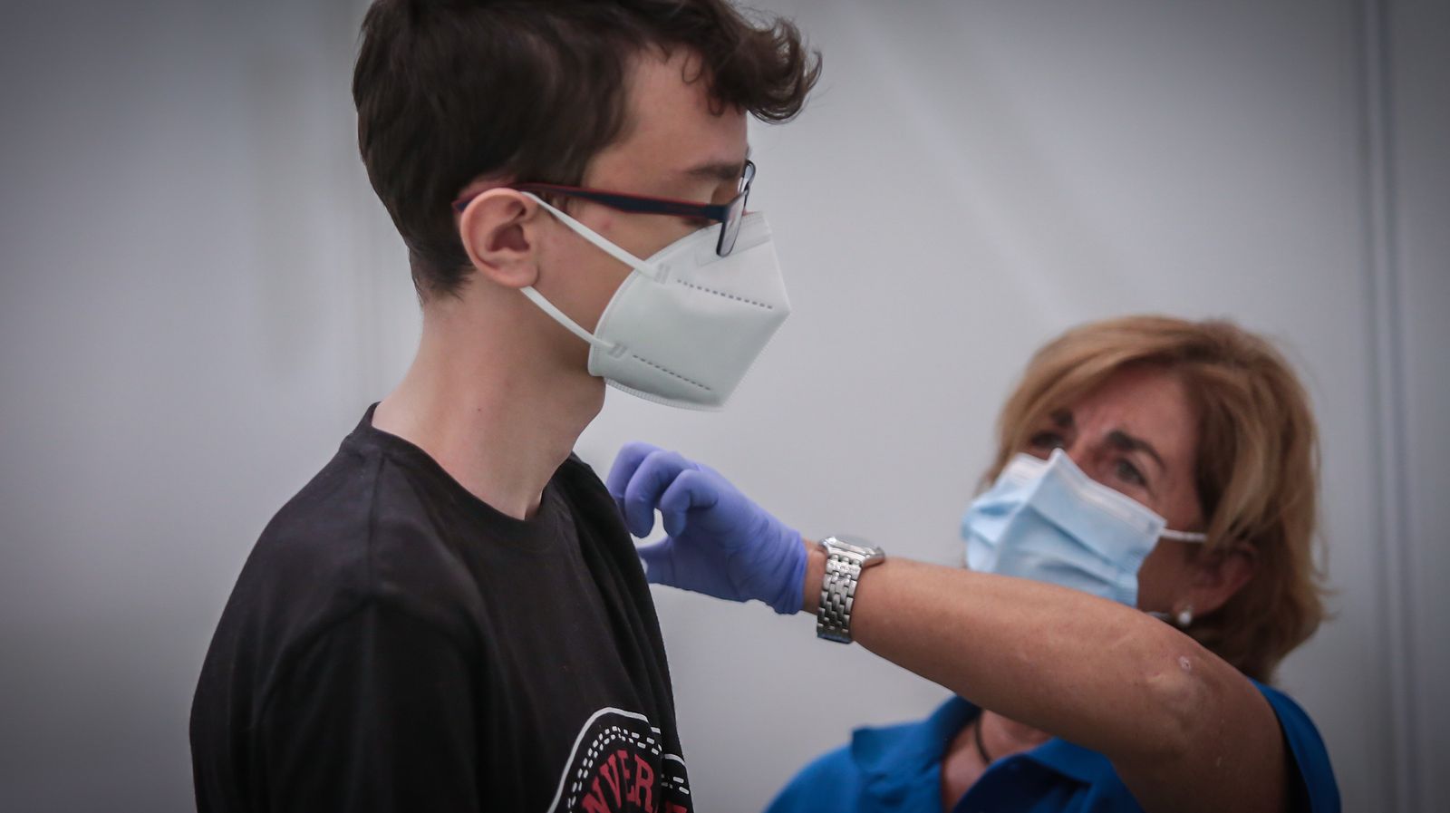 Jóvenes y menores se vacunan en el 'Veguita'