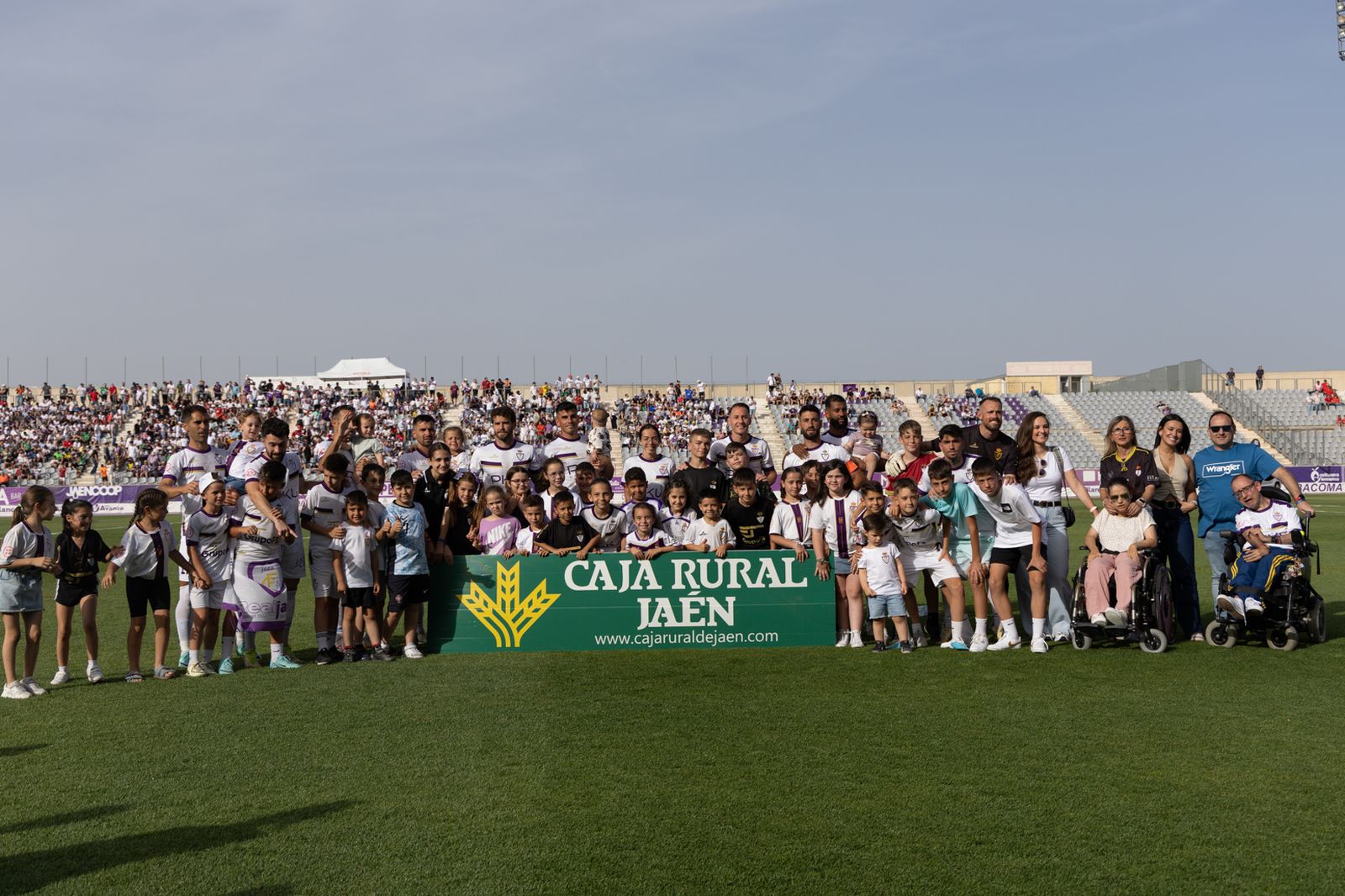 La plantilla del Real Jaén pagará de su propio bolsillo uno de los autobuses de la afición