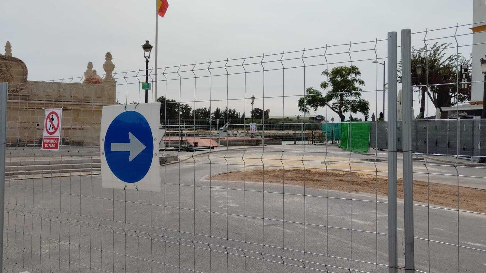 La plaza de Las Galers, acotada para las obras de la nueva pasarela.