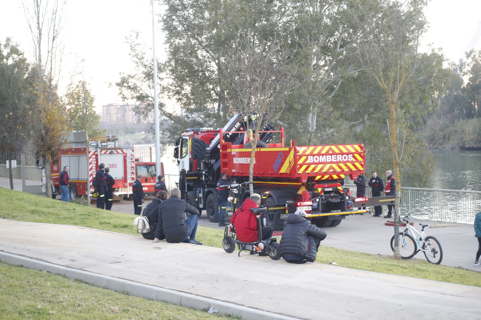 Las imágenes de la recuperación del coche del río
