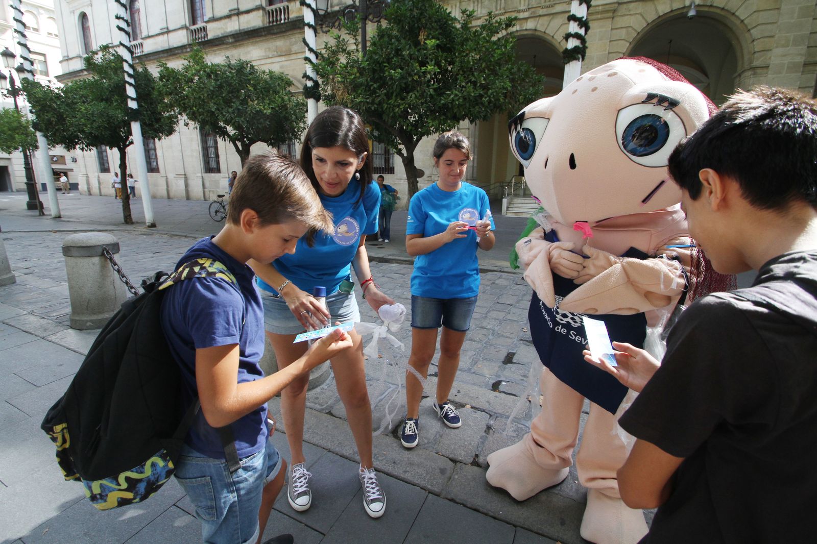 La tortuga Chelo del Acuario de Sevilla da comienzo a una acción de concienciación para difundir la cultura oceánica