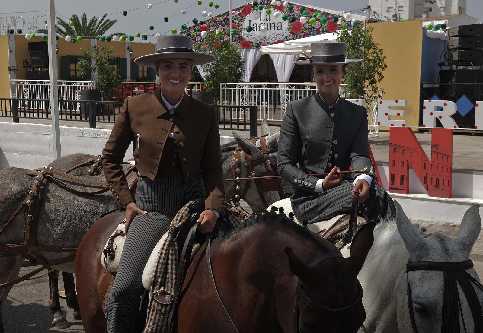 Búscate en las fotos del Domingo Rociero en la Feria Real de San Roque 2025